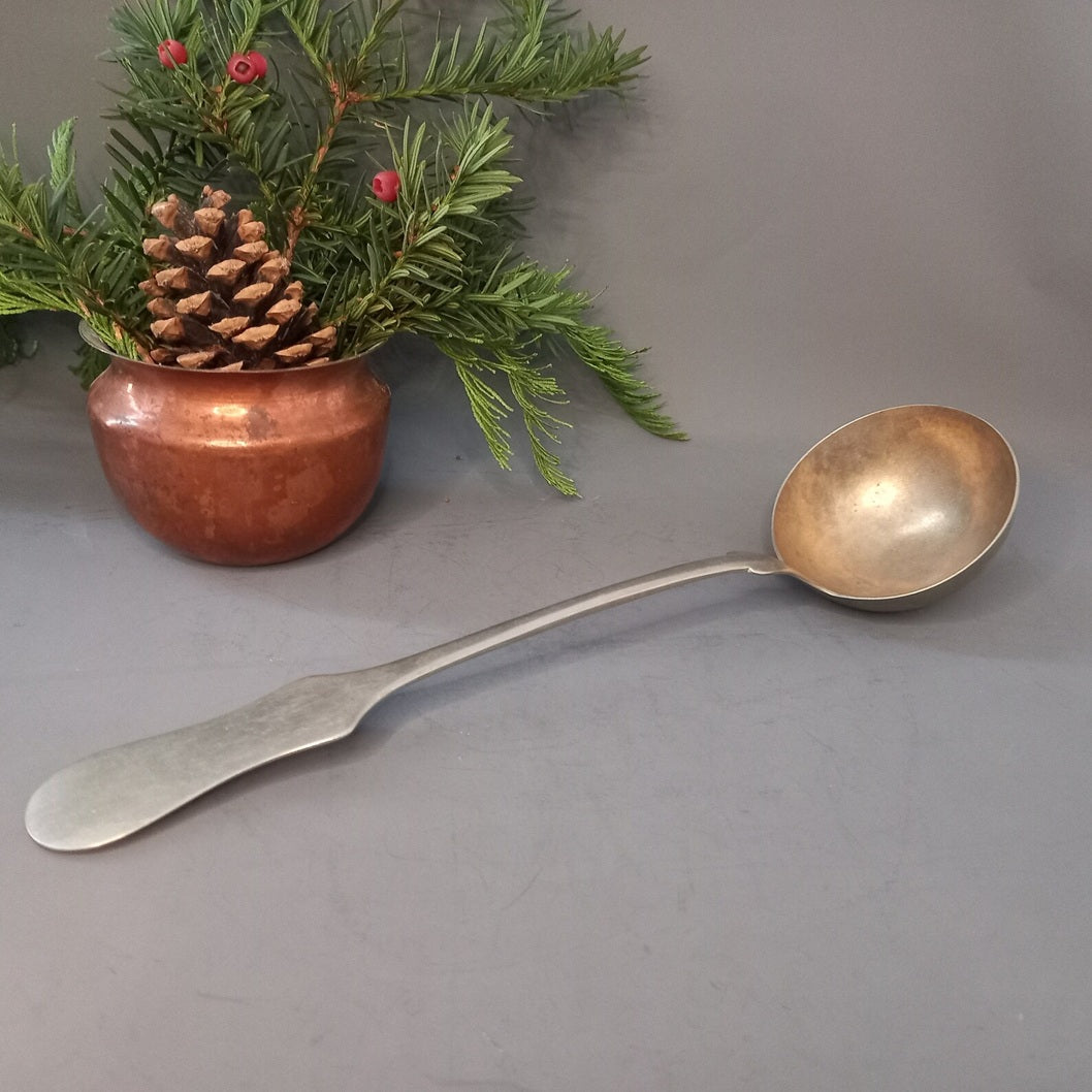 Antiker österreichischer Schöpflöffel aus Alpacca-Silber in voller Länge (31 cm).