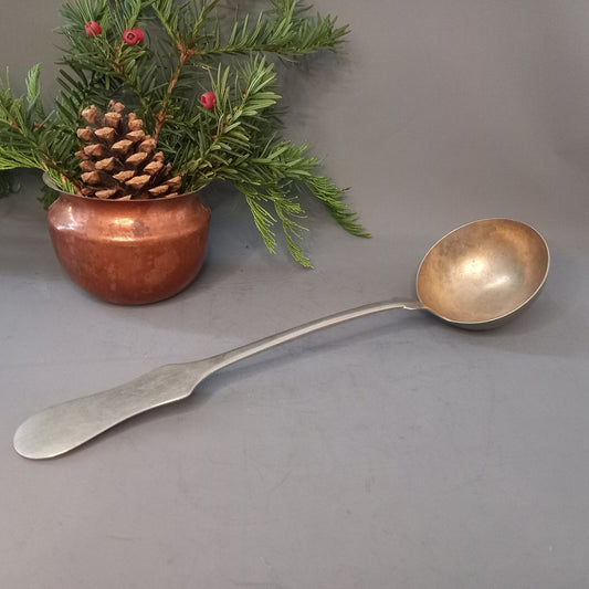 Antiker österreichischer Schöpflöffel aus Alpacca-Silber in voller Länge (31 cm).