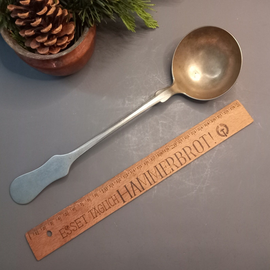 Antiker österreichischer Schöpflöffel aus Alpacca-Silber in voller Länge mit Lineal.