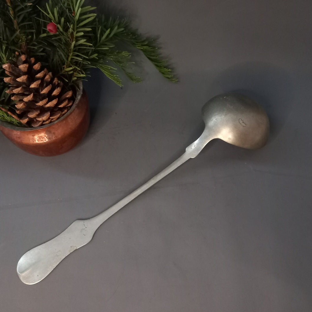 Antiker österreichischer Schöpflöffel aus Alpacca-Silber in voller Länge. Ansicht Rückseite