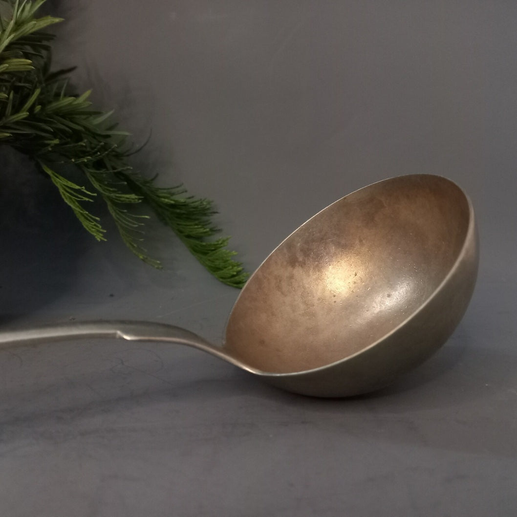 Nahaufnahme der runden Kelle des Löffels mit authentischer Vintage-Patina.