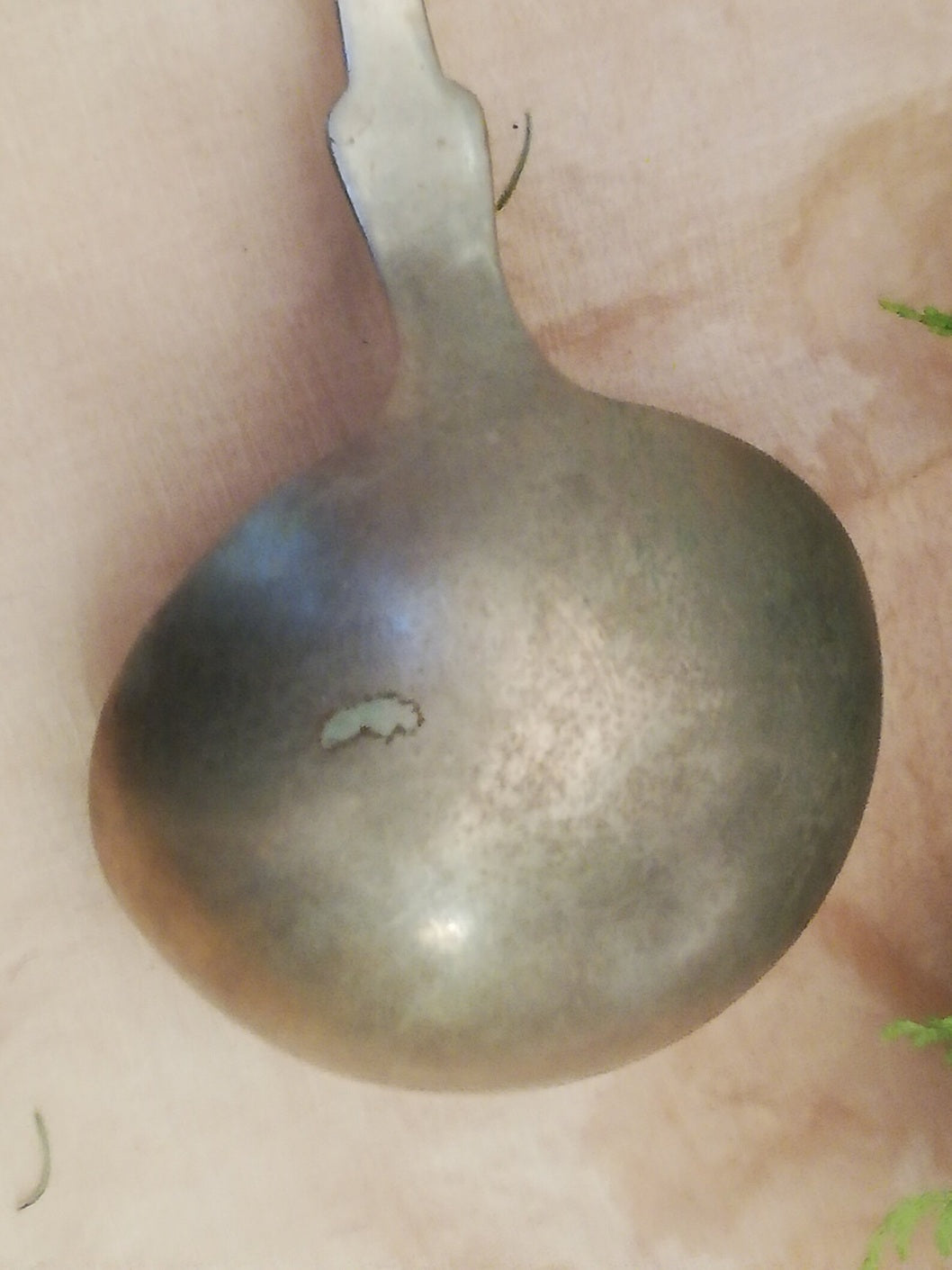 Nahaufnahme der runden Kelle des Löffels mit authentischer Vintage-Patina. Rückseite.
