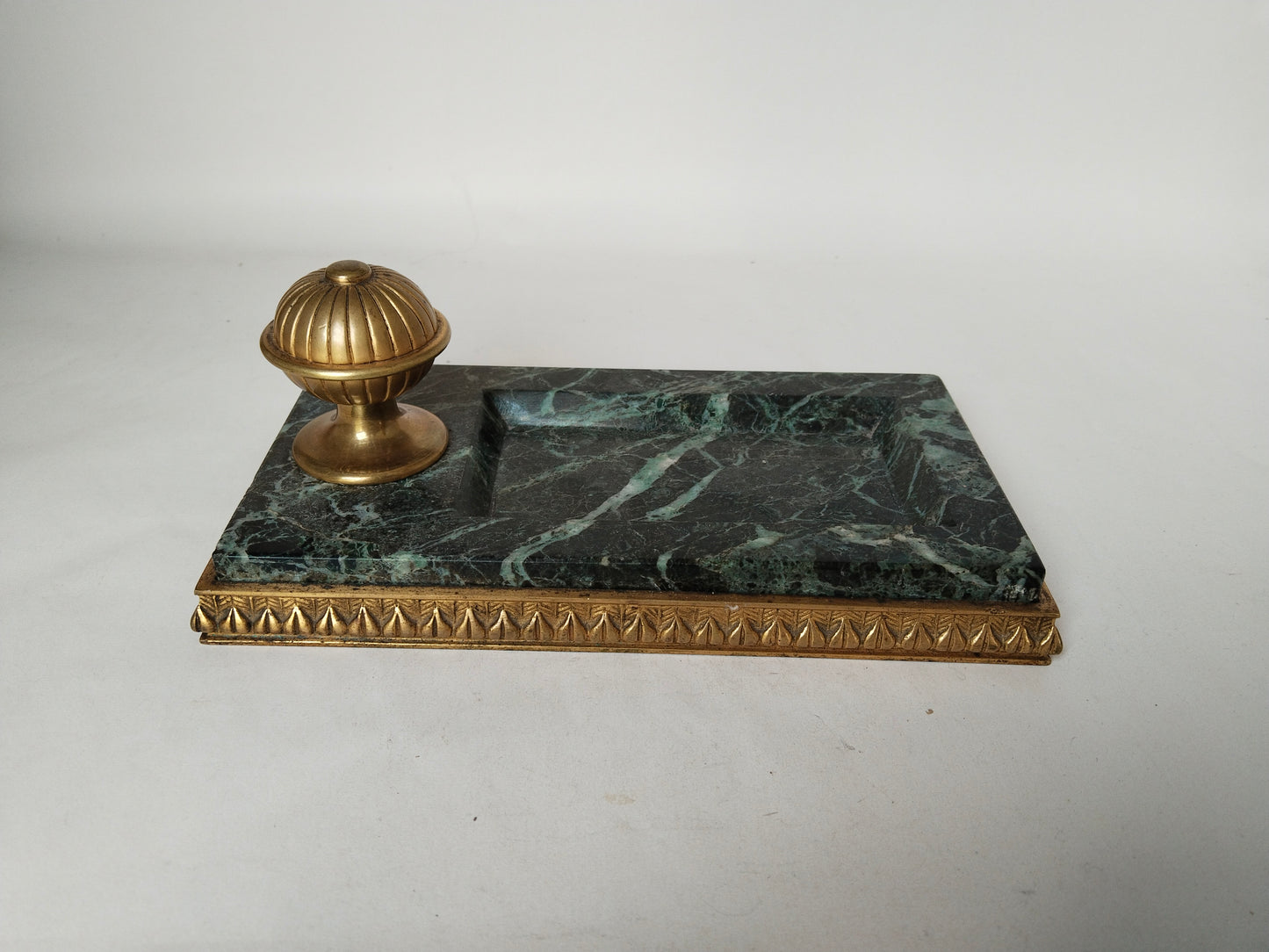 Vintage Schreibtischablage aus Verde Alpi Marmor mit Ormolu-Basis und abnehmbarem Messingknauf, Gesamtansicht schräg links

