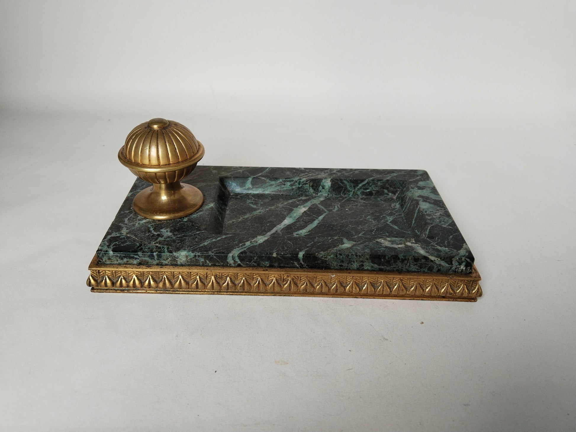 Vintage Schreibtischablage aus Verde Alpi Marmor mit Ormolu-Basis und abnehmbarem Messingknauf, Gesamtansicht schräg links
