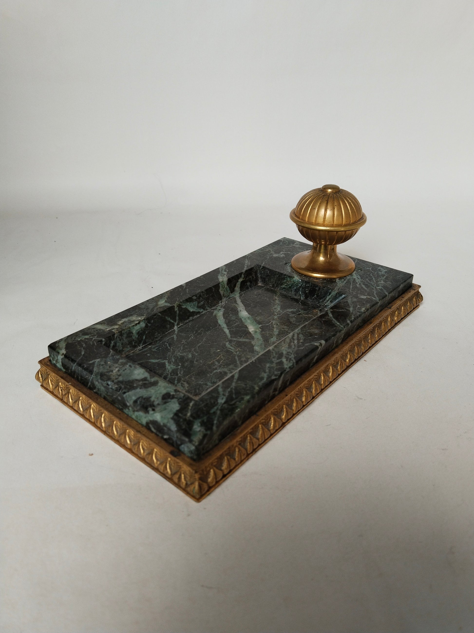 Marmor Schreibtischablage Rückansicht – Ormolu-Basis mit Lorbeerblatt-Fries, Verde Alpi Marmor, Messingknauf, Art Déco
