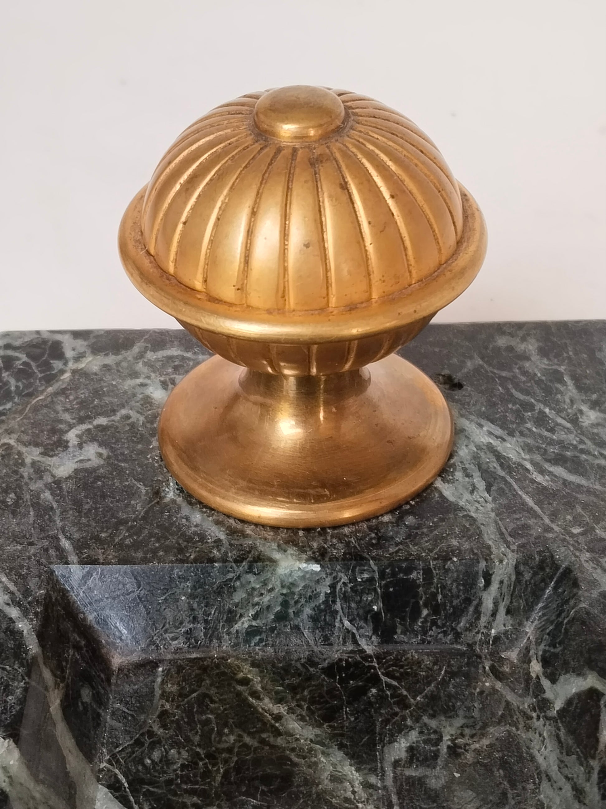 Nahaufnahme Messingknauf – gerippte Kuppelform, gedrechselter Sockelfuß, Goldton, abnehmbarer Briefbeschwerer Vintage