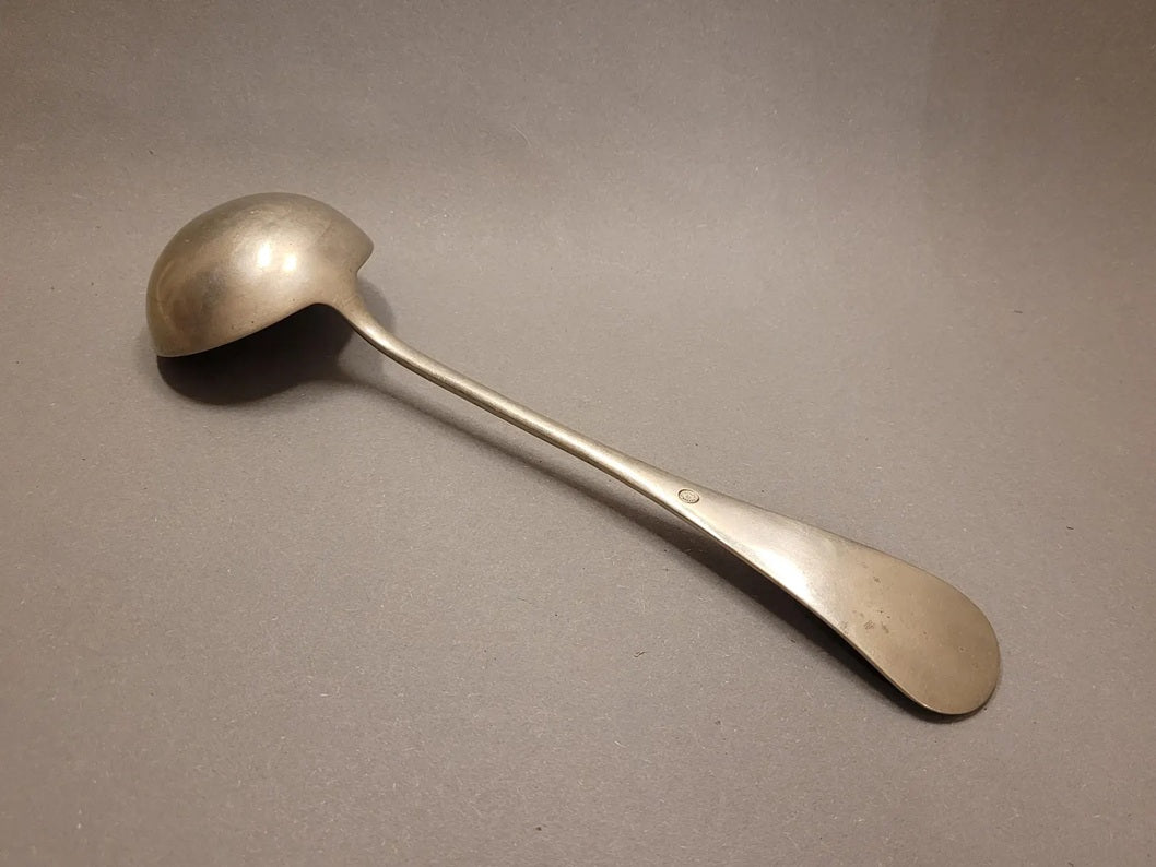 Rückansicht des Schöpflöffels aus Neusilber mit Fokus auf die Form der Kelle.