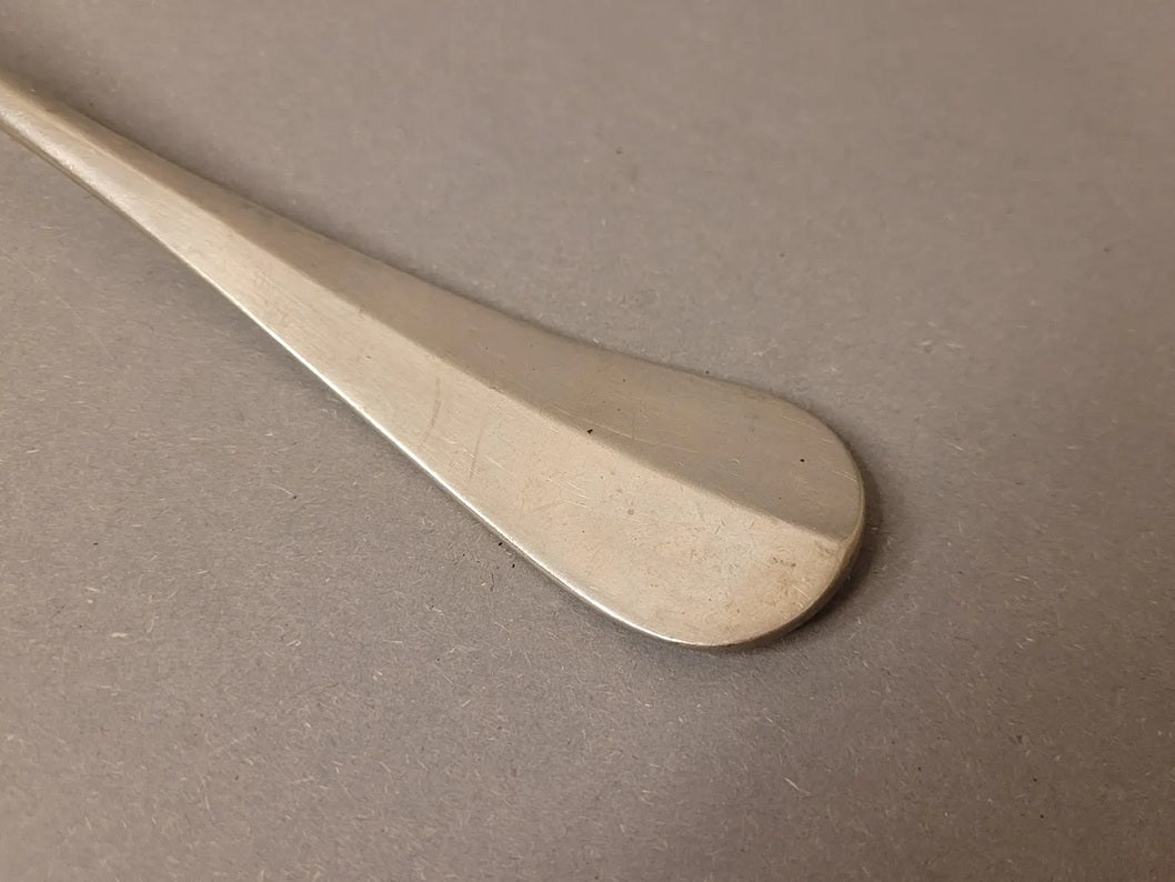 Nahaufnahme des sich verjüngenden Griffendes mit authentischer Metall-Patina.
