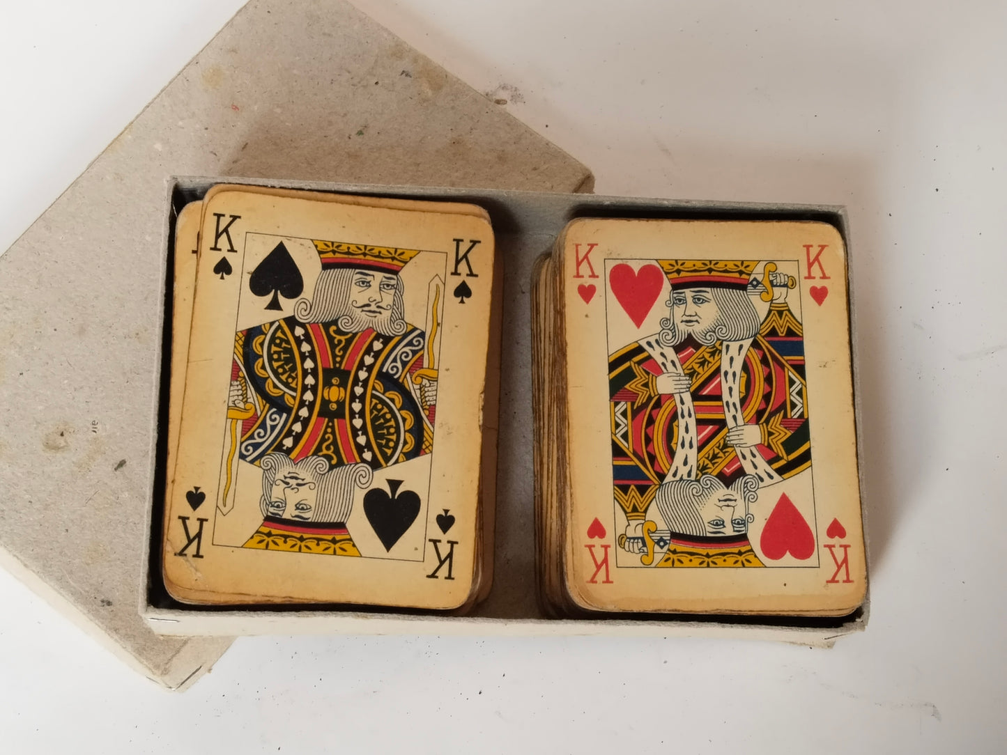 Kaiserliche Spielkarten aus Österreich – Zwei Decks mit Doppeladler-Steuermarke, um 1900