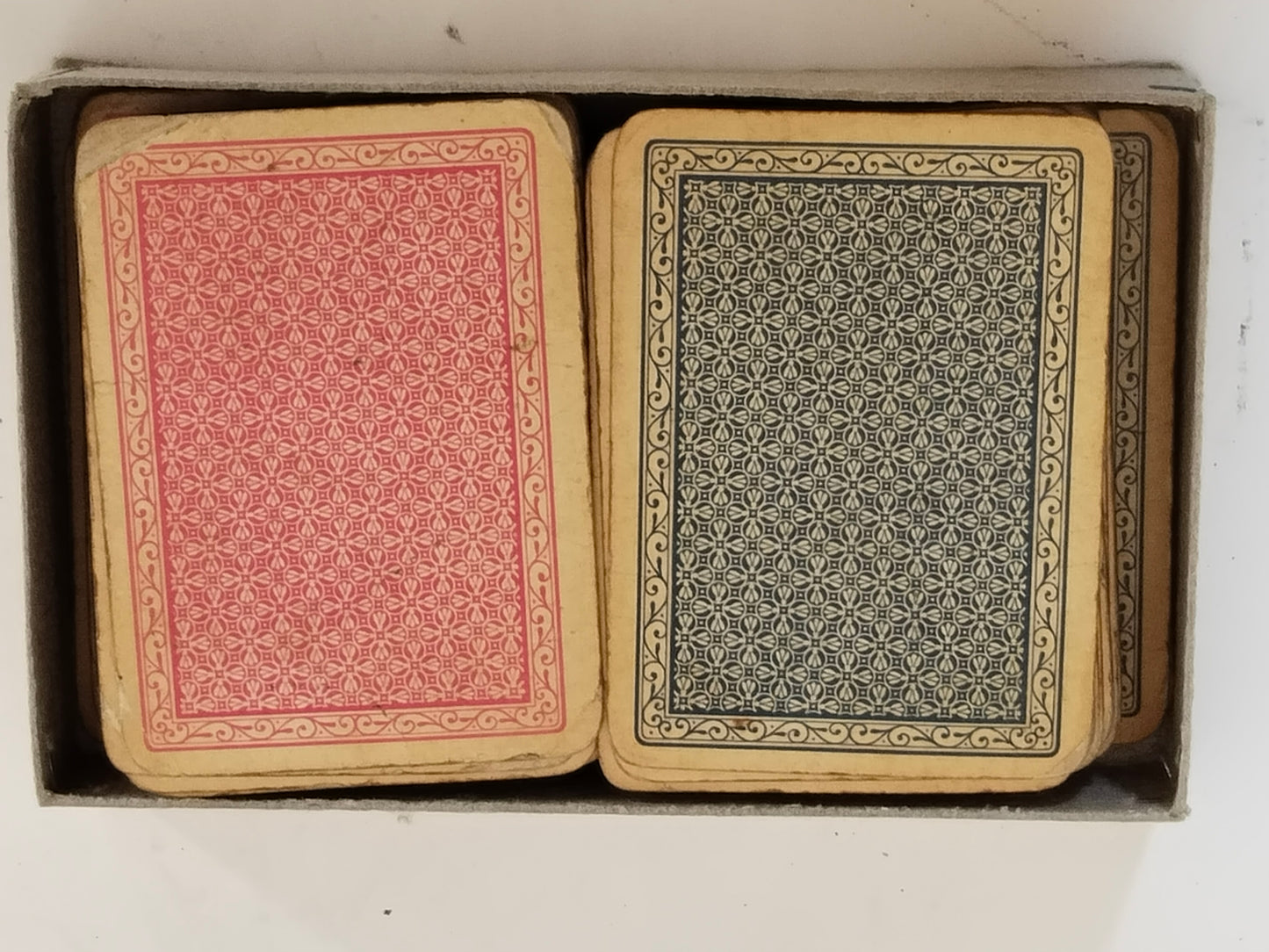 Kaiserliche Spielkarten aus Österreich – Zwei Decks mit Doppeladler-Steuermarke, um 1900