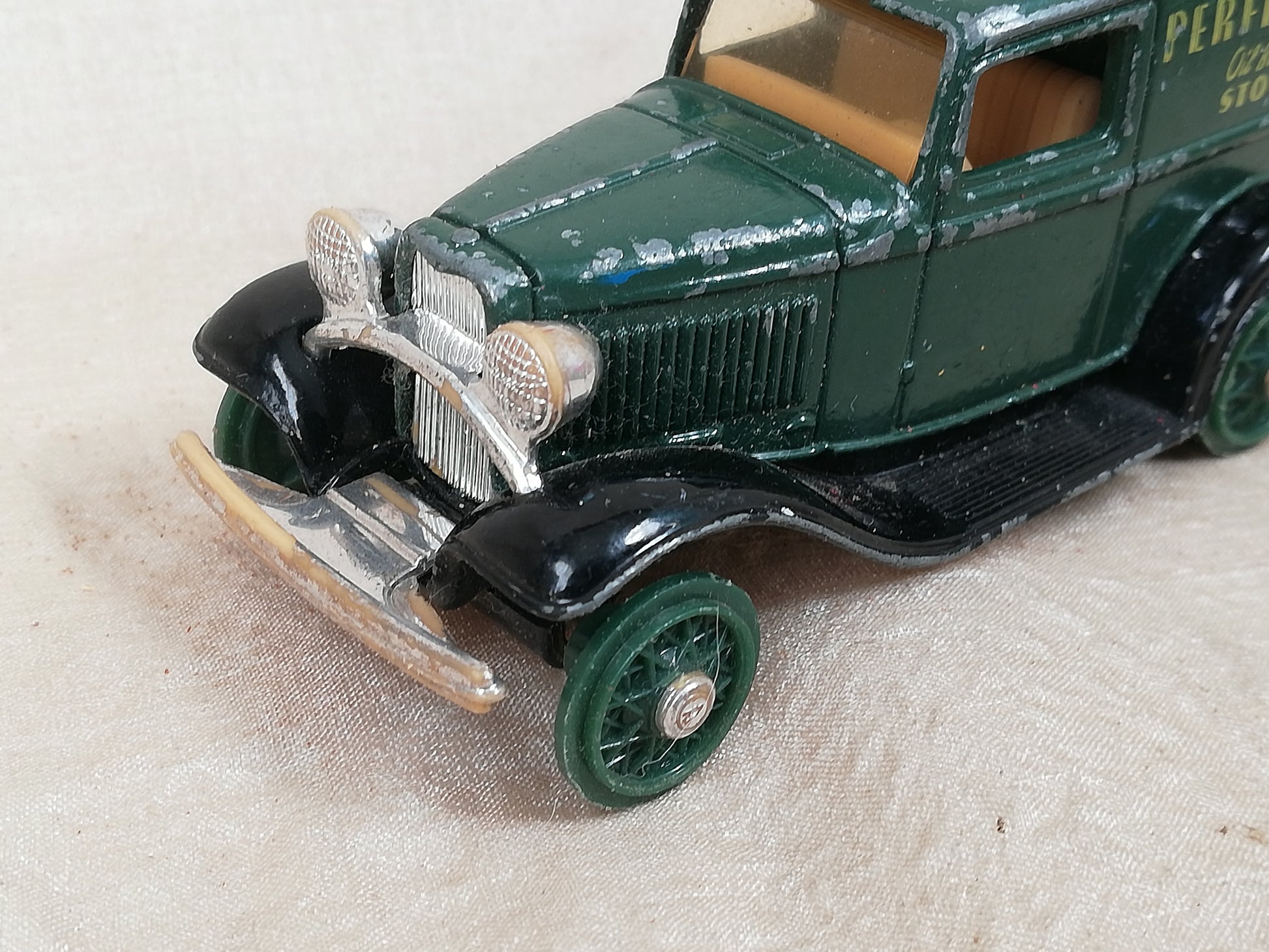 Ertl Vintage Vehicles Sammlerauto. Seitenansicht, schräg vorne.