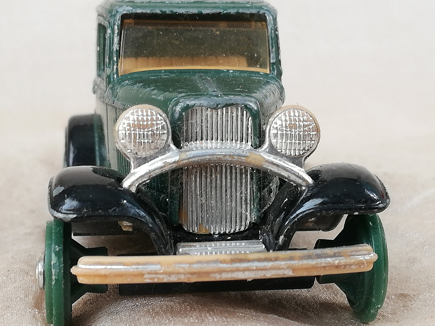 Klassisches Oldtimer Modellauto klein. Frontansicht.