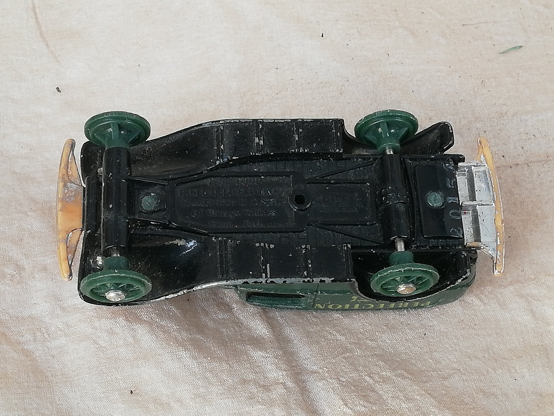 Sammler Modellauto Ford alt. Ansicht von unten.