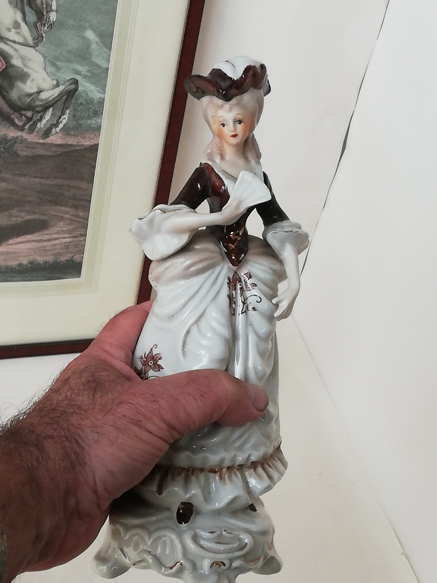 Porzellanfigur Rokoko Dame mit Fächer Vintage in Männerhand als Größenvergleich.