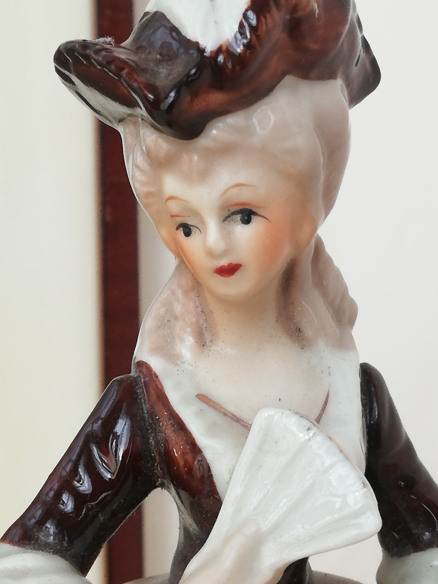 Porzellanfigur Rokoko Dame mit Fächer Vintage. Nahaufnahme Gesicht.