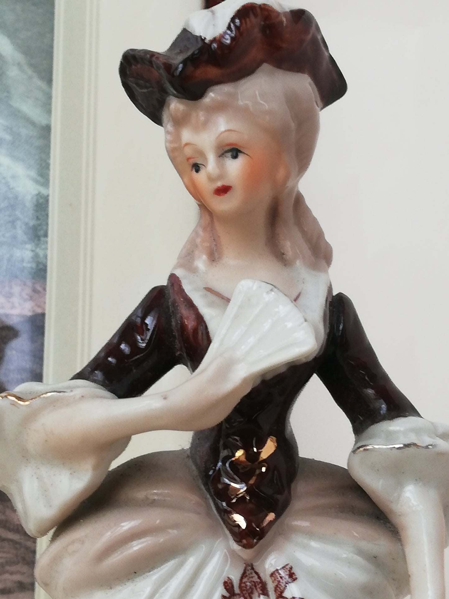 Porzellanfigur Rokoko Dame mit Fächer Vintage. Nahaufnahme bis Taille.