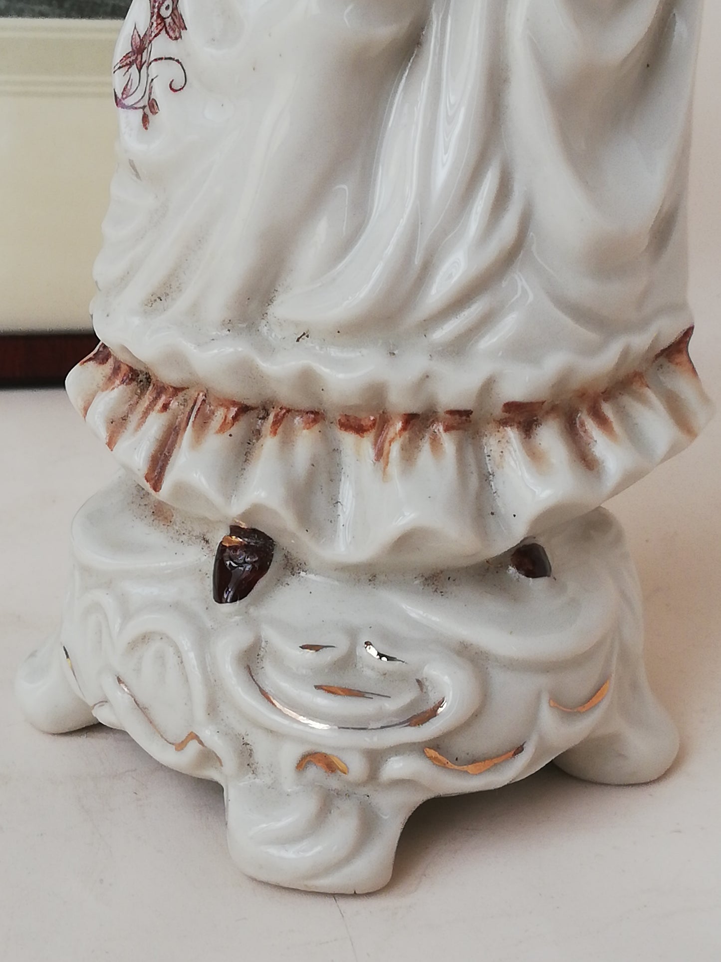 Porzellanfigur Rokoko Dame mit Fächer Vintage. Nauhaufname Füße auf Sockel.