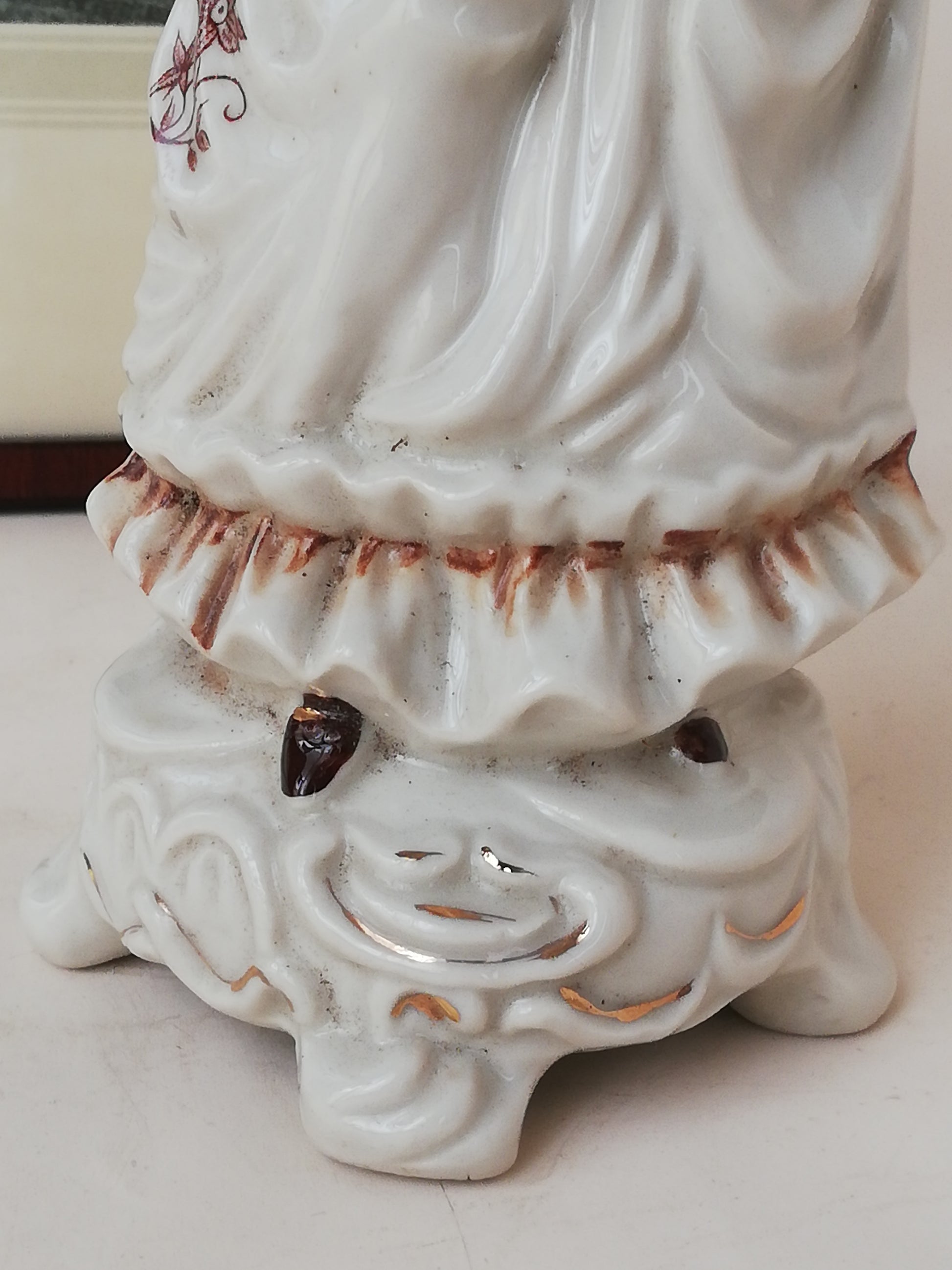 Porzellanfigur Rokoko Dame mit Fächer Vintage. Nauhaufname Füße auf Sockel.