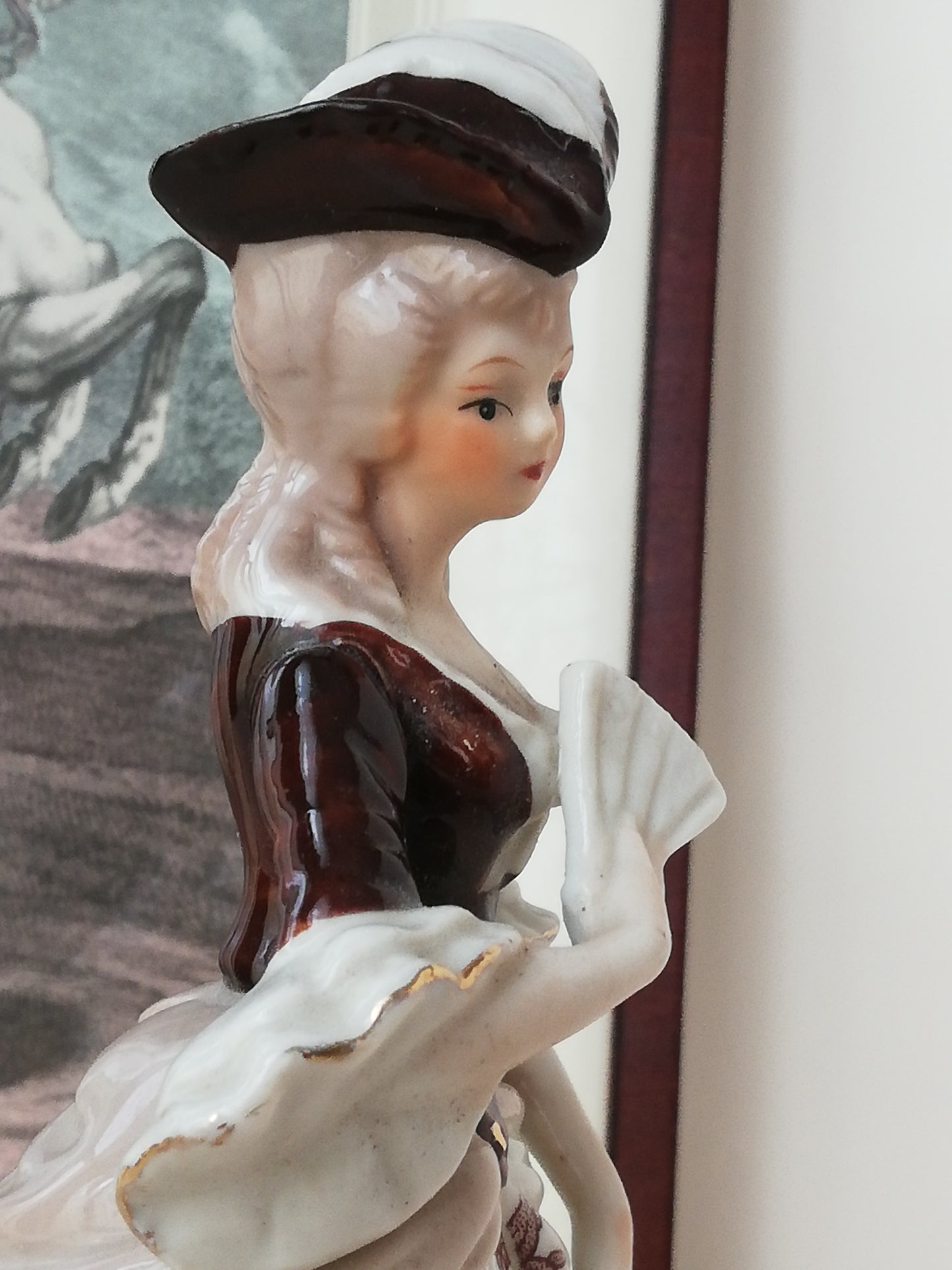Porzellanfigur Rokoko Dame mit Fächer Vintage. Seitenansicht vom Oberteil links.