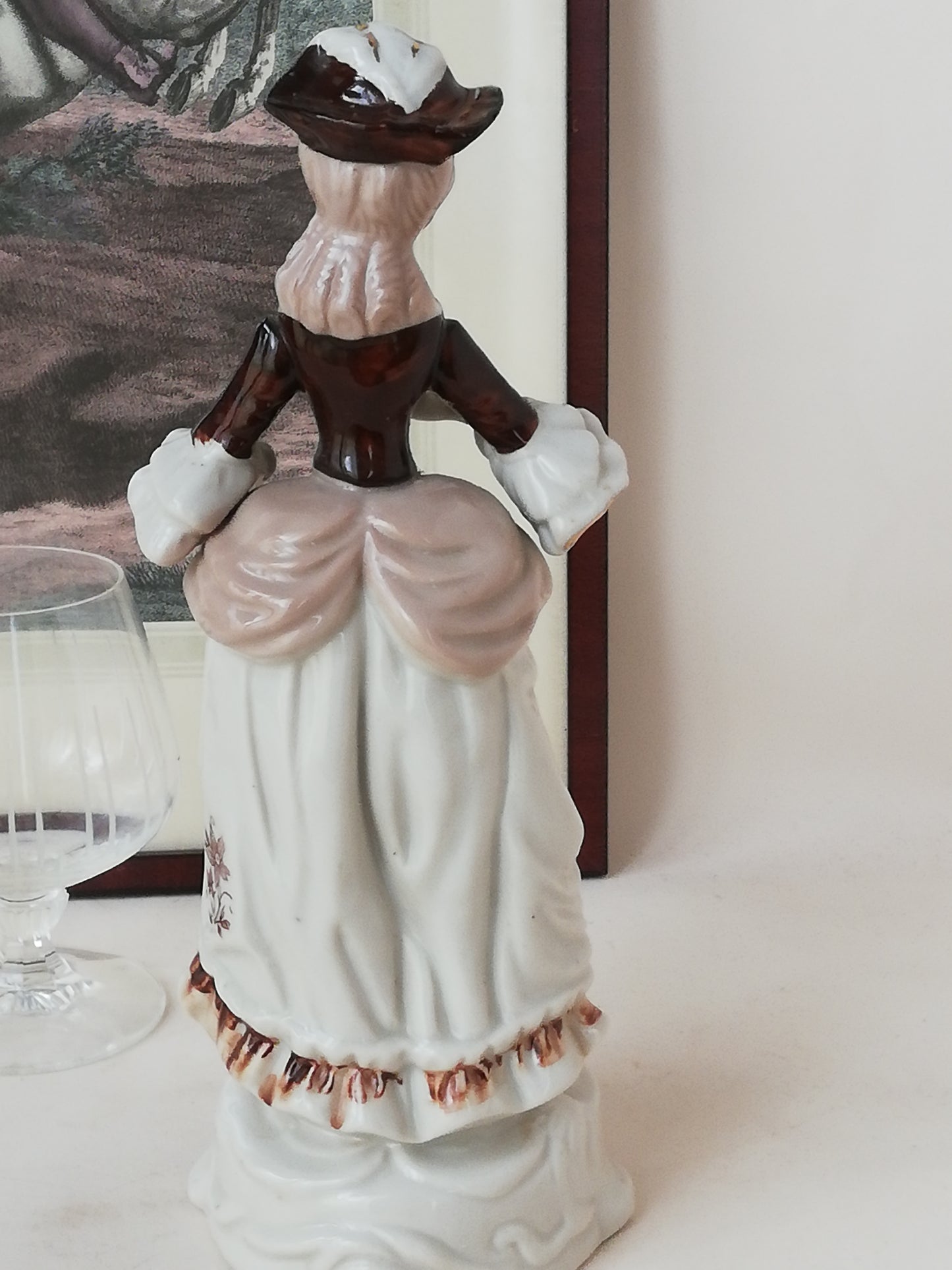Porzellanfigur Rokoko Dame mit Fächer Vintage. Komplettansicht von hinten.