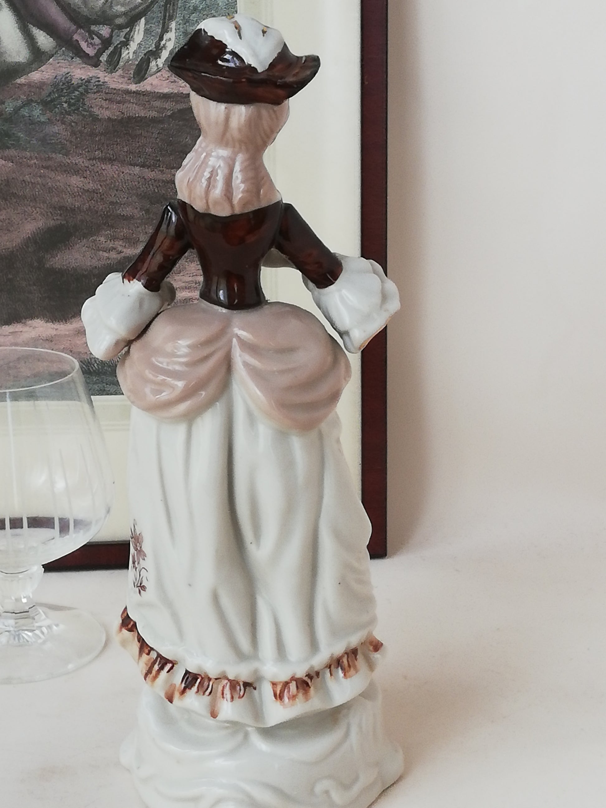Porzellanfigur Rokoko Dame mit Fächer Vintage. Komplettansicht von hinten.