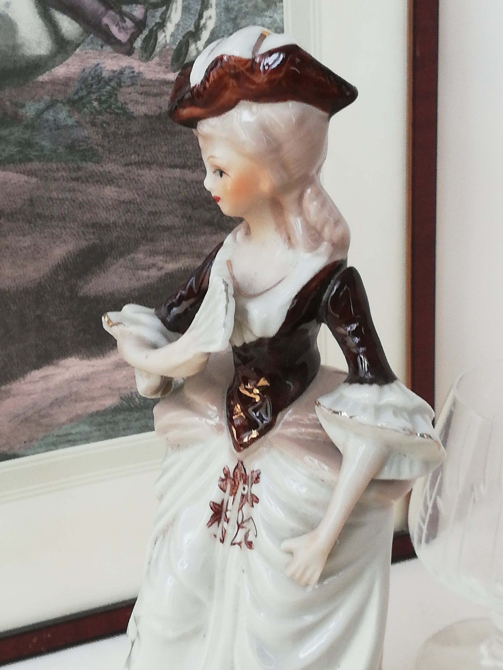 Porzellanfigur Rokoko Dame mit Fächer Vintage. Seitenansicht  von rechts.