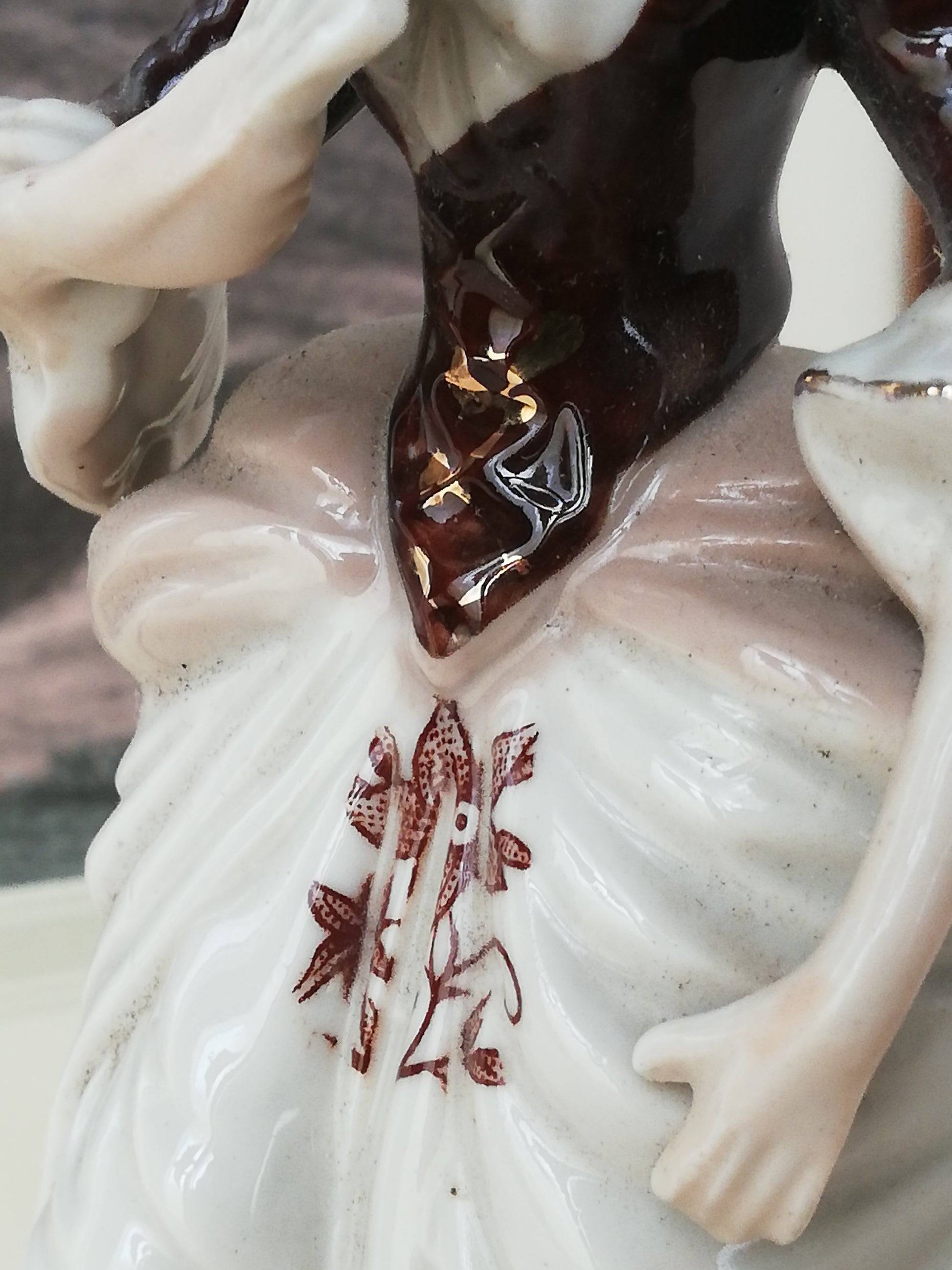 Porzellanfigur Rokoko Dame mit Fächer Vintage. Nahaufnahme Kleid.