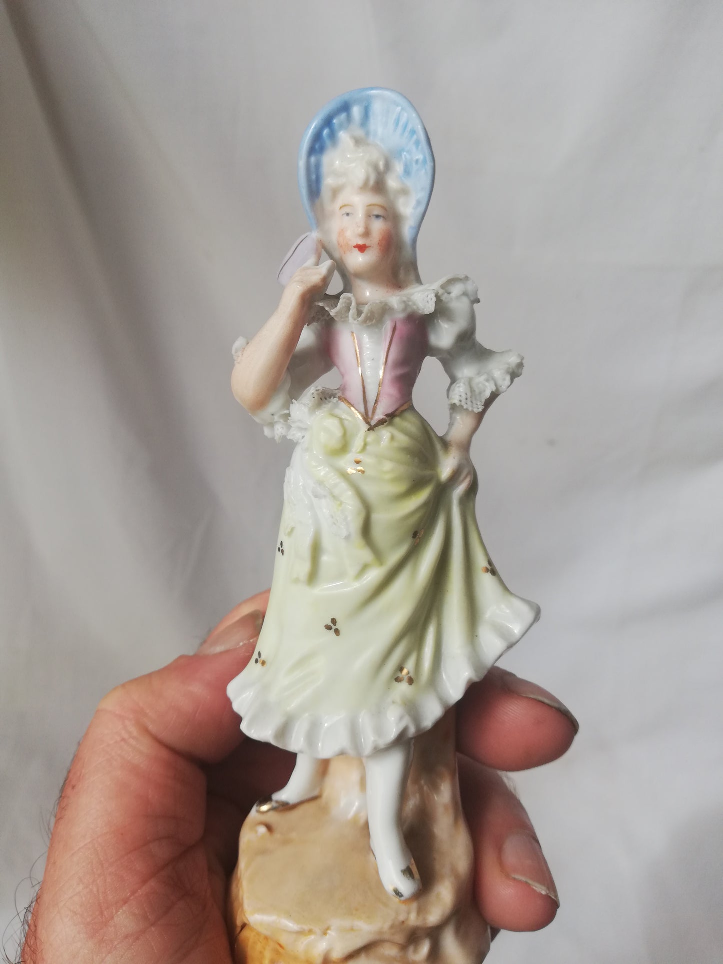 Sammlerstück Porzellanfigur handbemalt in der Hand gehalten, zwecks Größenvergleich.