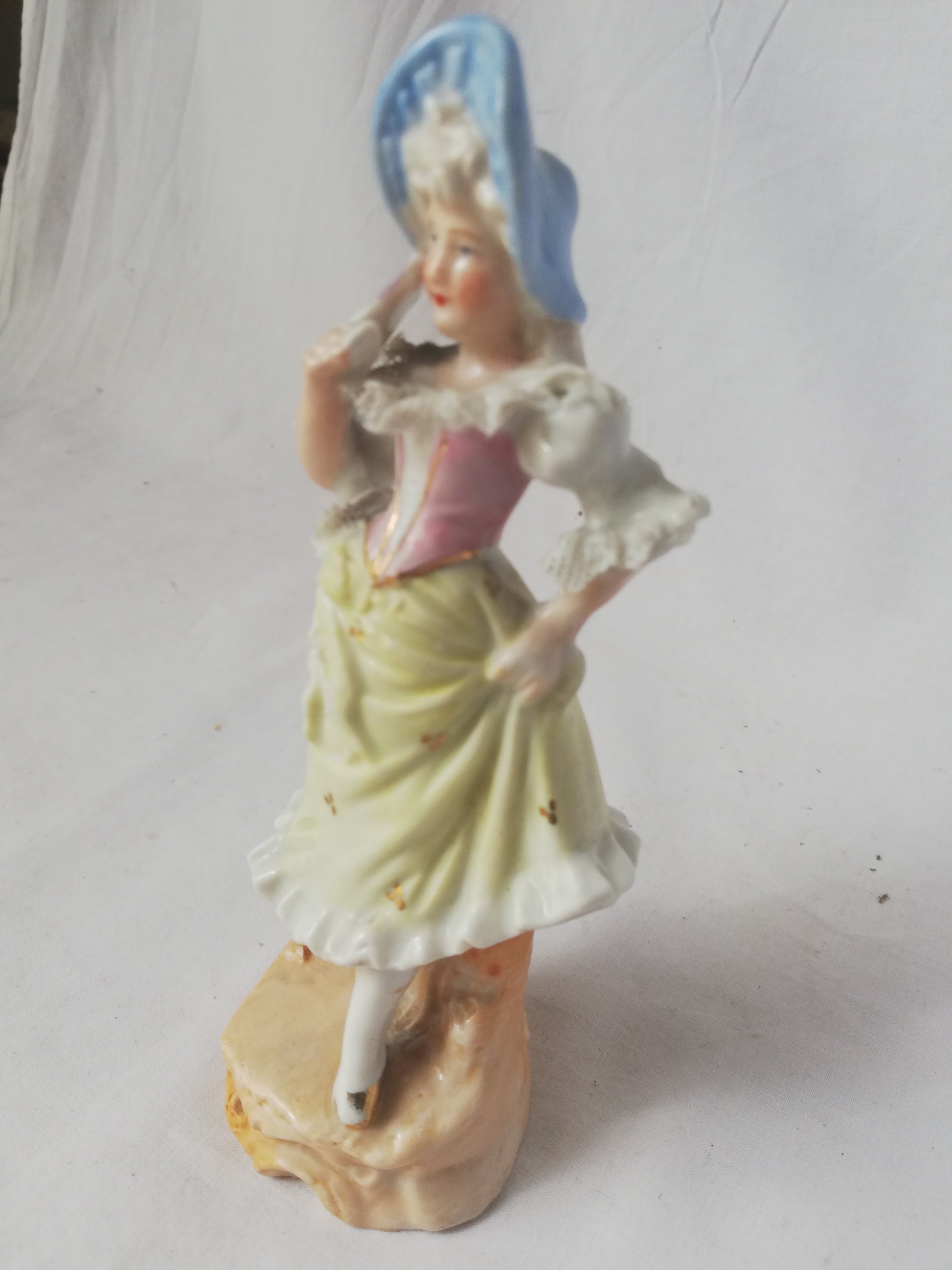 Biedermeier-Porzellanfigur Mädchen mit Fächer. Von der Seite aufgenommen.