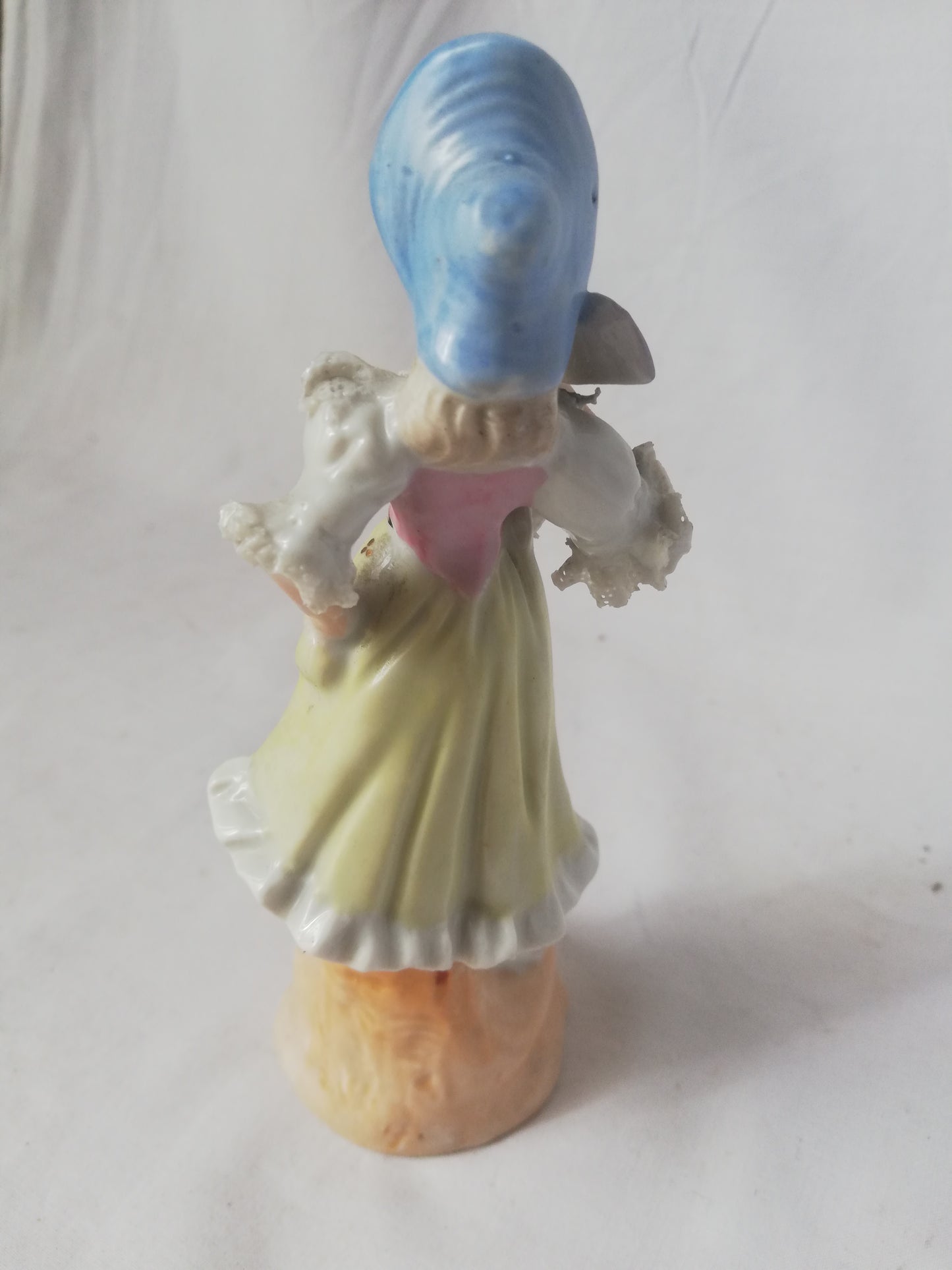 Biedermeier-Porzellanfigur Mädchen mit Fächer. Ansicht von hinten.