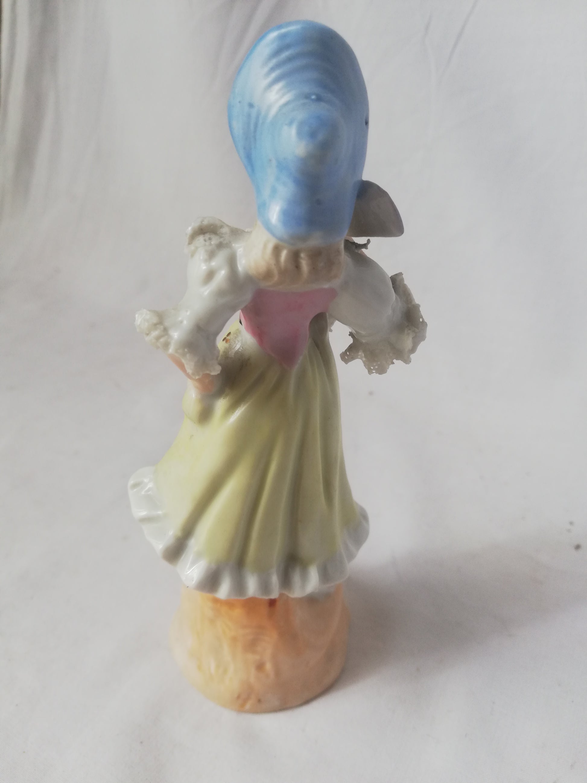Biedermeier-Porzellanfigur Mädchen mit Fächer. Ansicht von hinten.