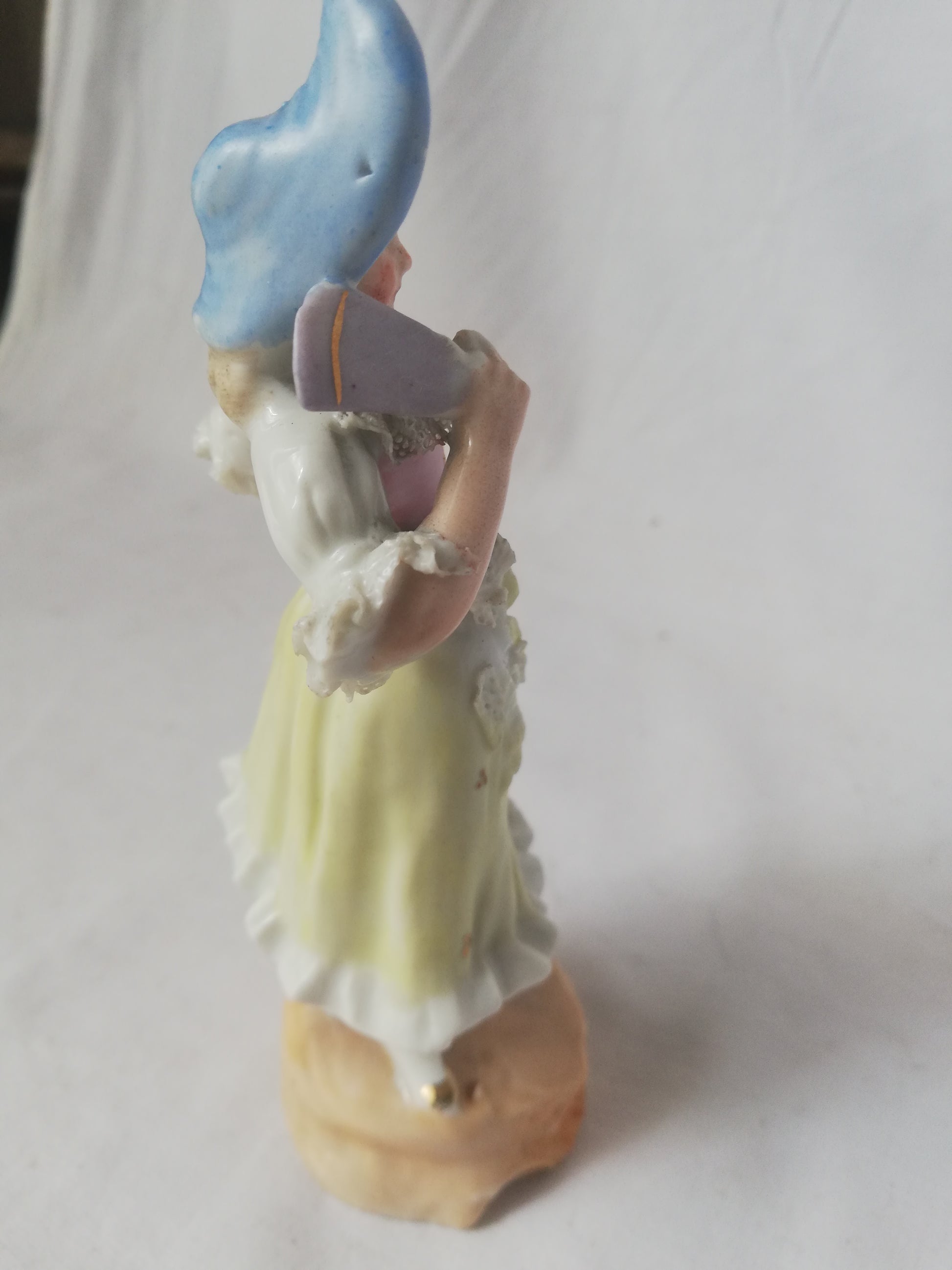 Biedermeier-Porzellanfigur Mädchen mit Fächer. Ansicht von rechts hinten.