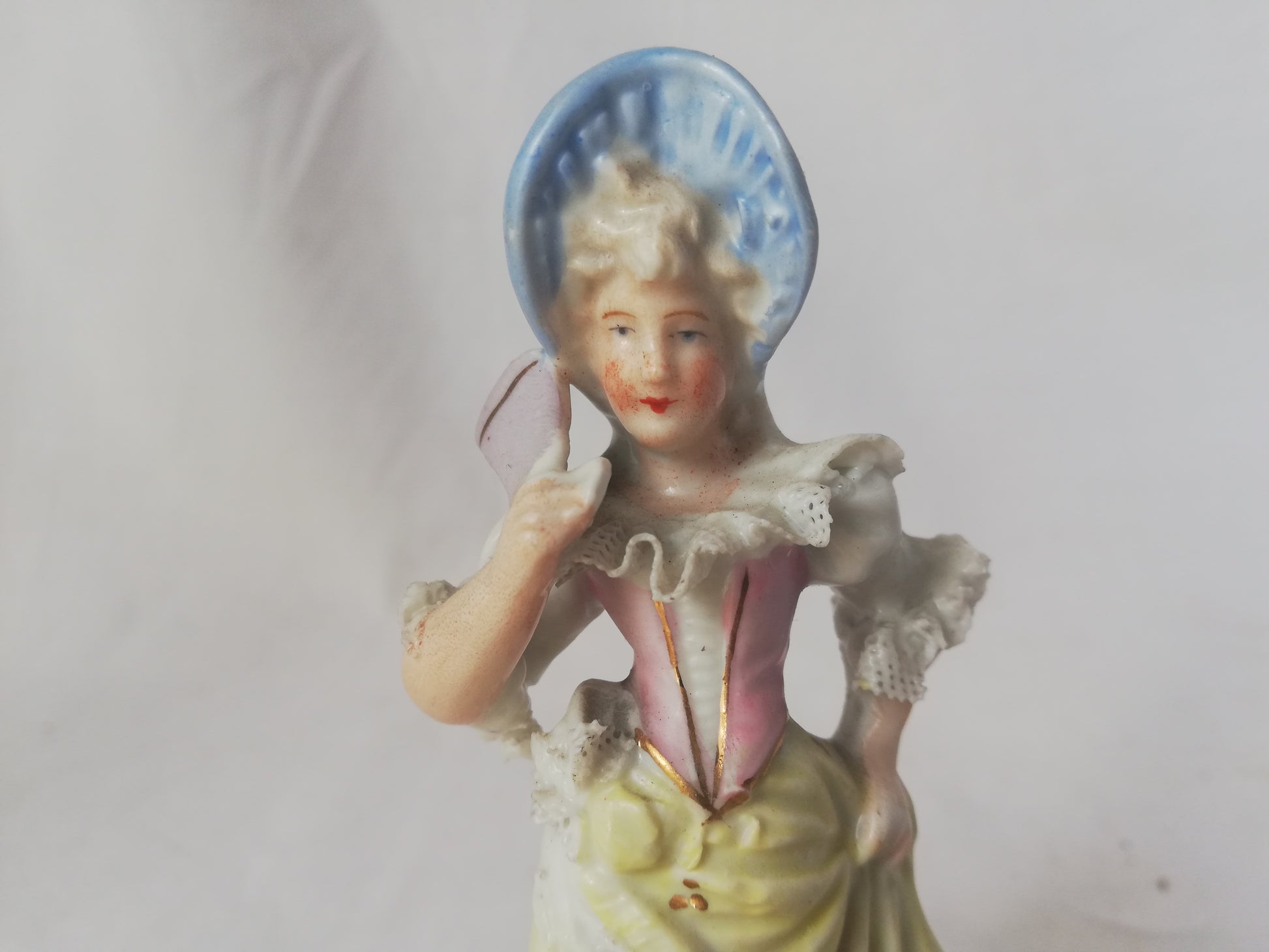 Mädchenfigur Biedermeier Kleid Porzellan Nahaufnahme.