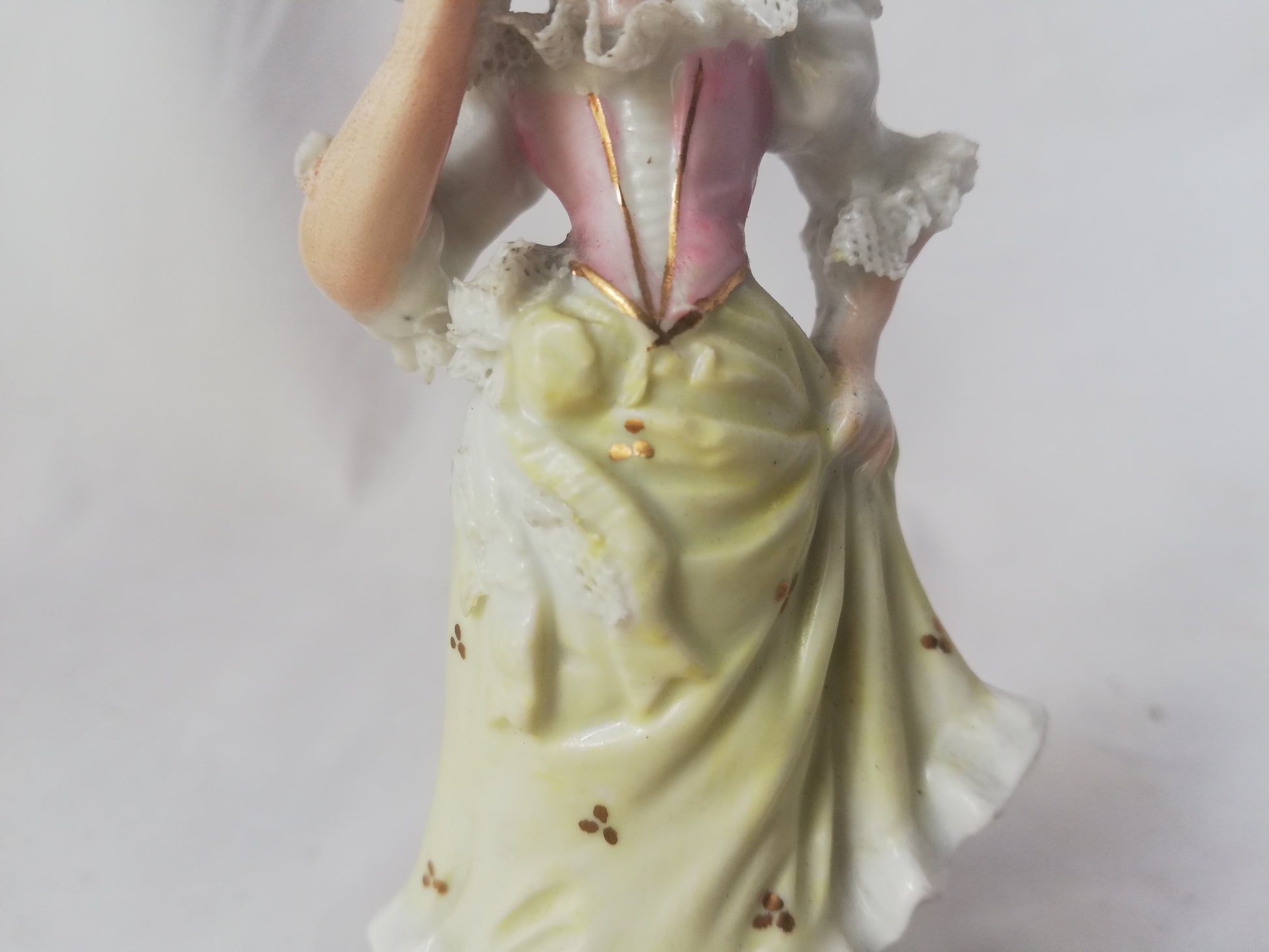 Mädchenfigur Biedermeier Kleid Porzellan. Aufnahme des Kleides.