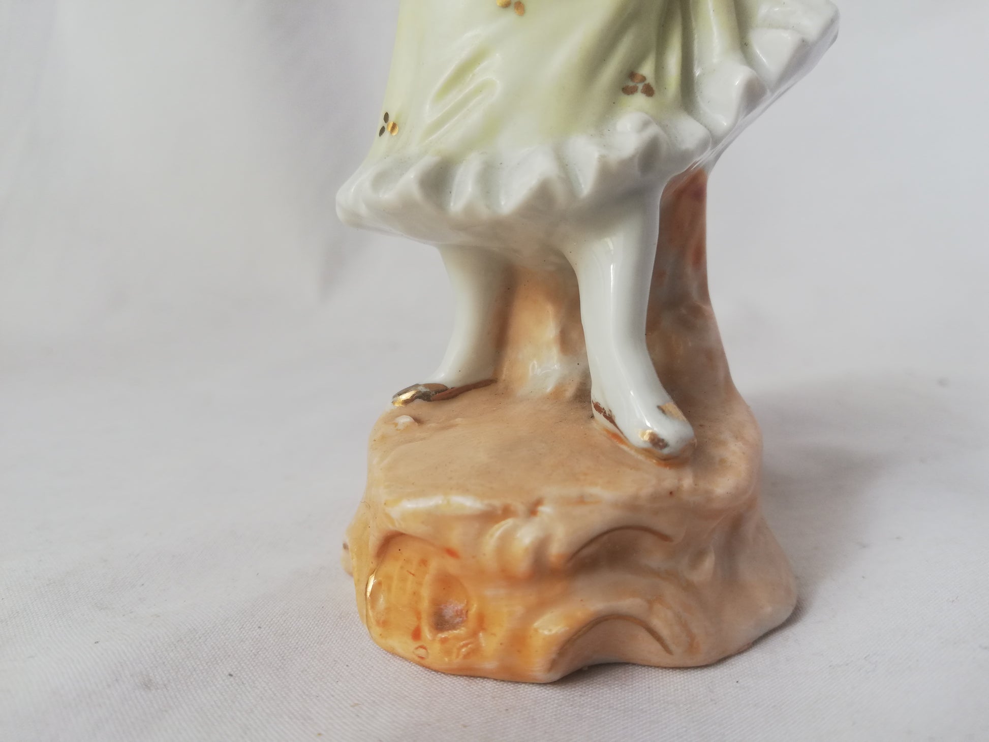 Mädchenfigur Biedermeier Kleid Porzellan. Aufnahme unterer Teil der Porzellanfigur.