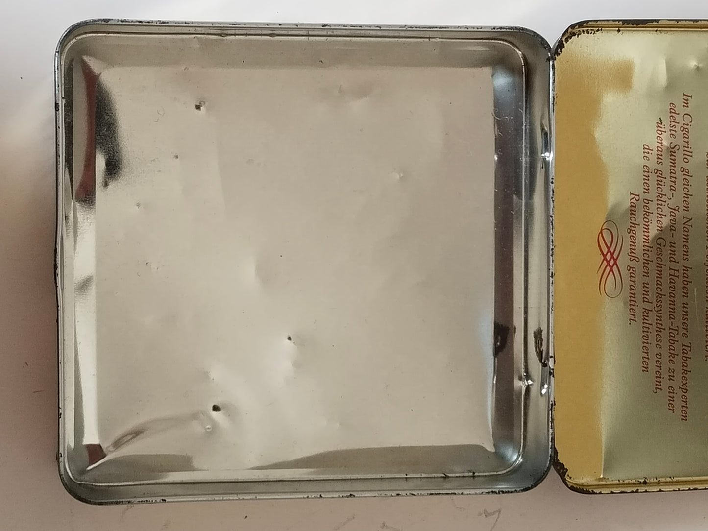 Geöffnete Capriole-Zigarillodose