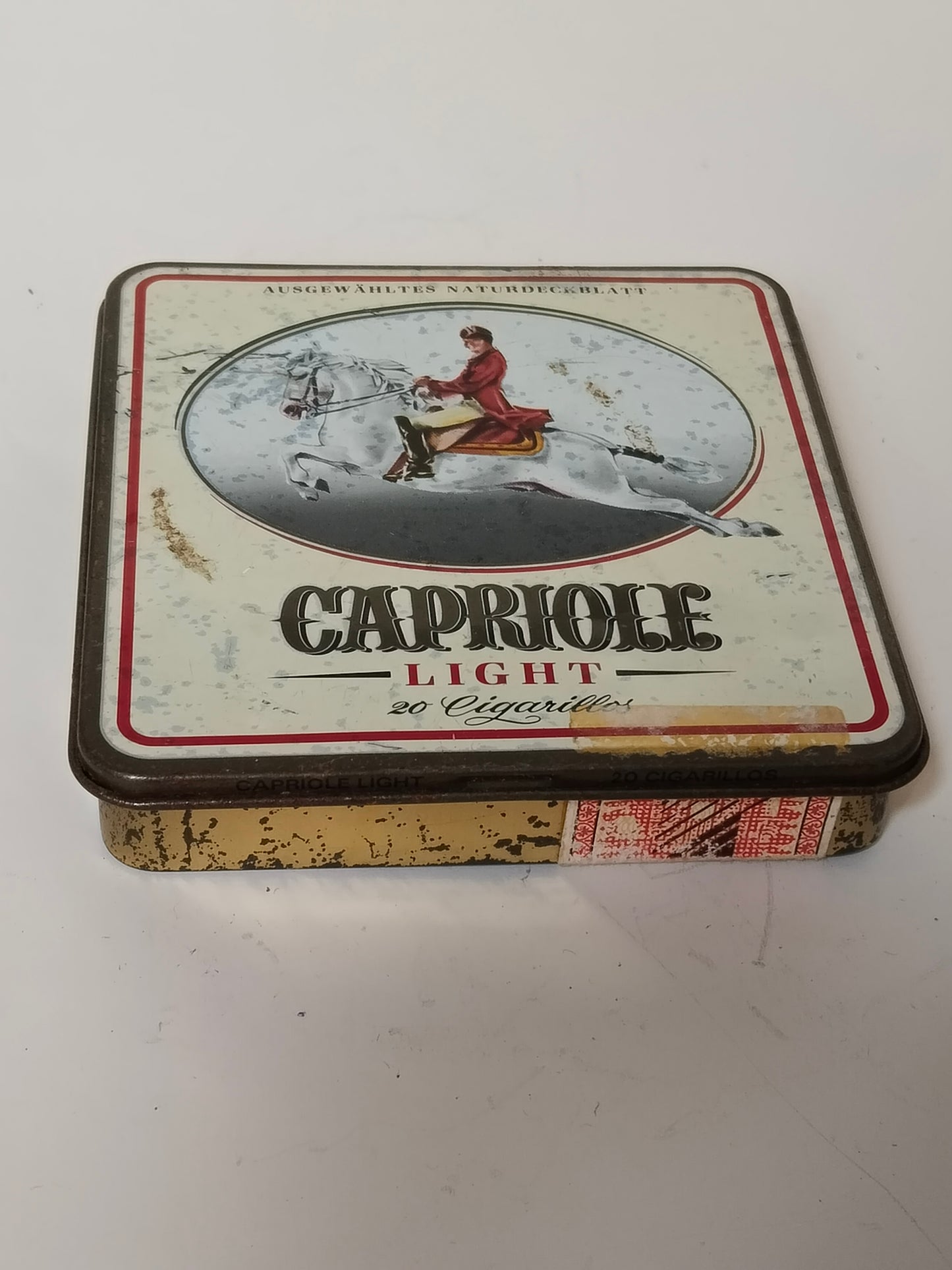 Alte Tabakdose Capriole Light, 20 Cigarillos, schräge Ansicht