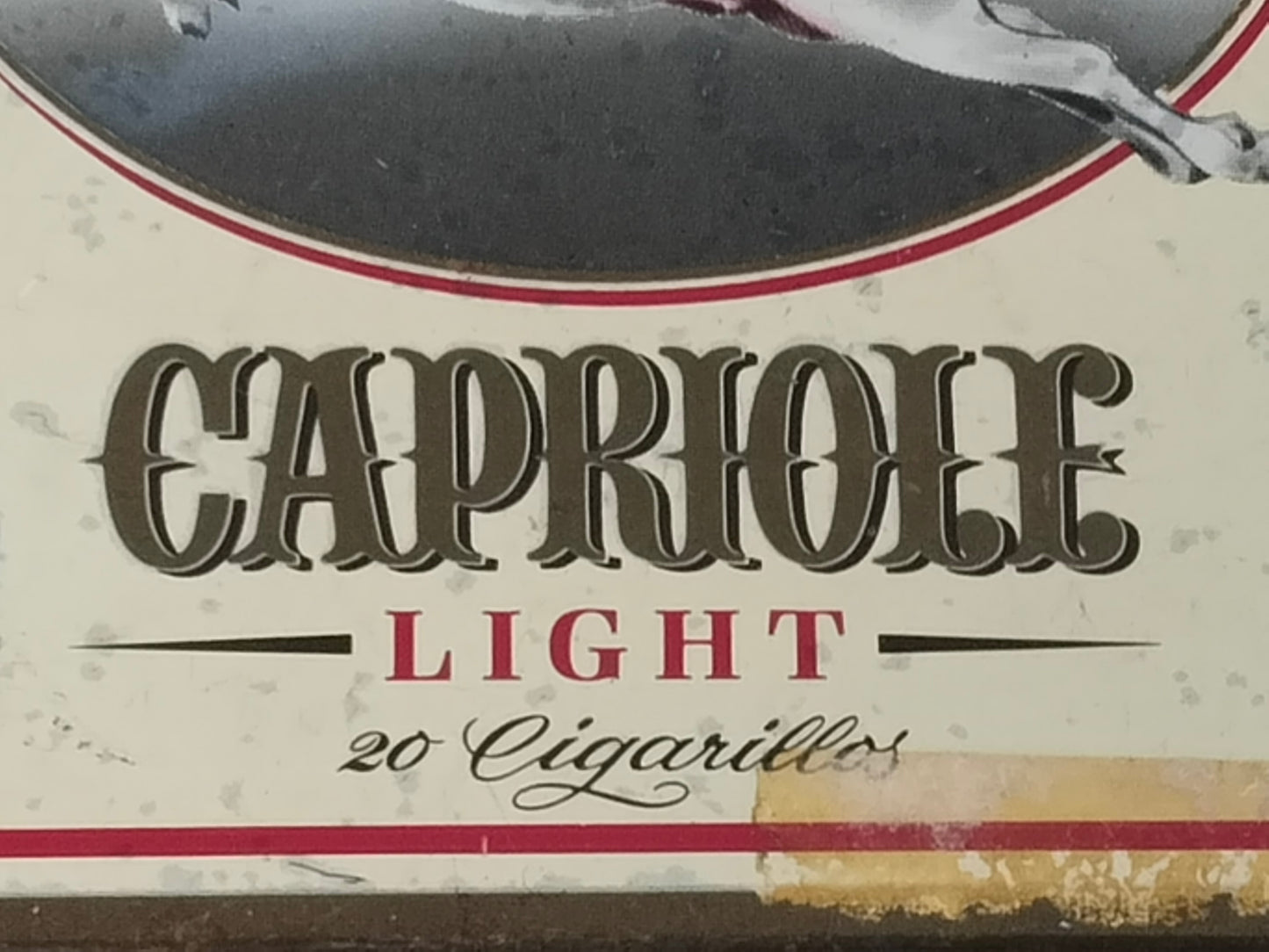 Detailansicht Schriftzug Capriole Light mit Steuerbanderole am Dosenrand