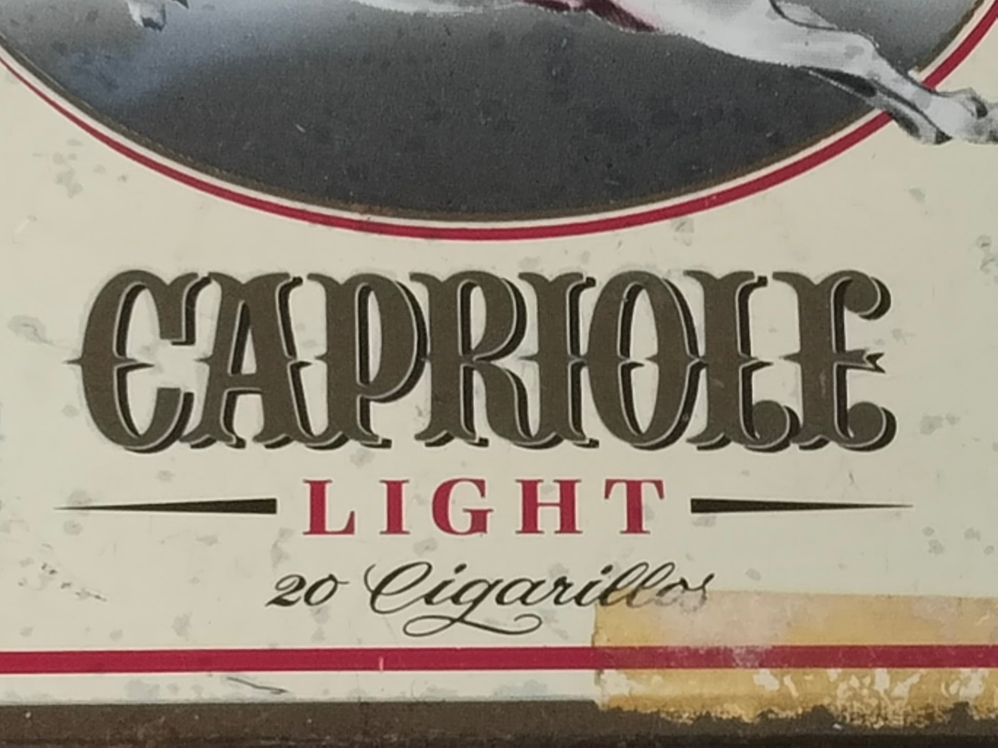 Detailansicht Schriftzug Capriole Light mit Steuerbanderole am Dosenrand