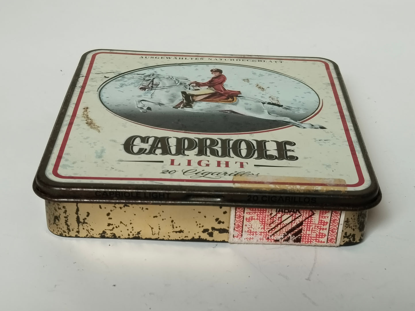 Vintage Blechdose Capriole, Seitenansicht mit Oxidationsspuren