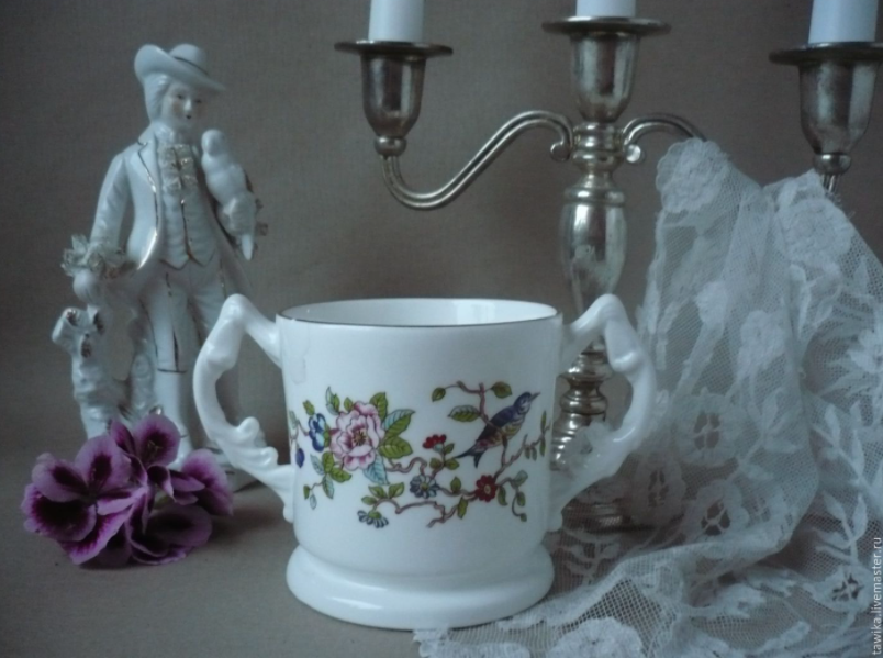 Englische Bone China Zuckerschale mit zwei Henkeln und bunten Vogel- und Blumenmotiven.