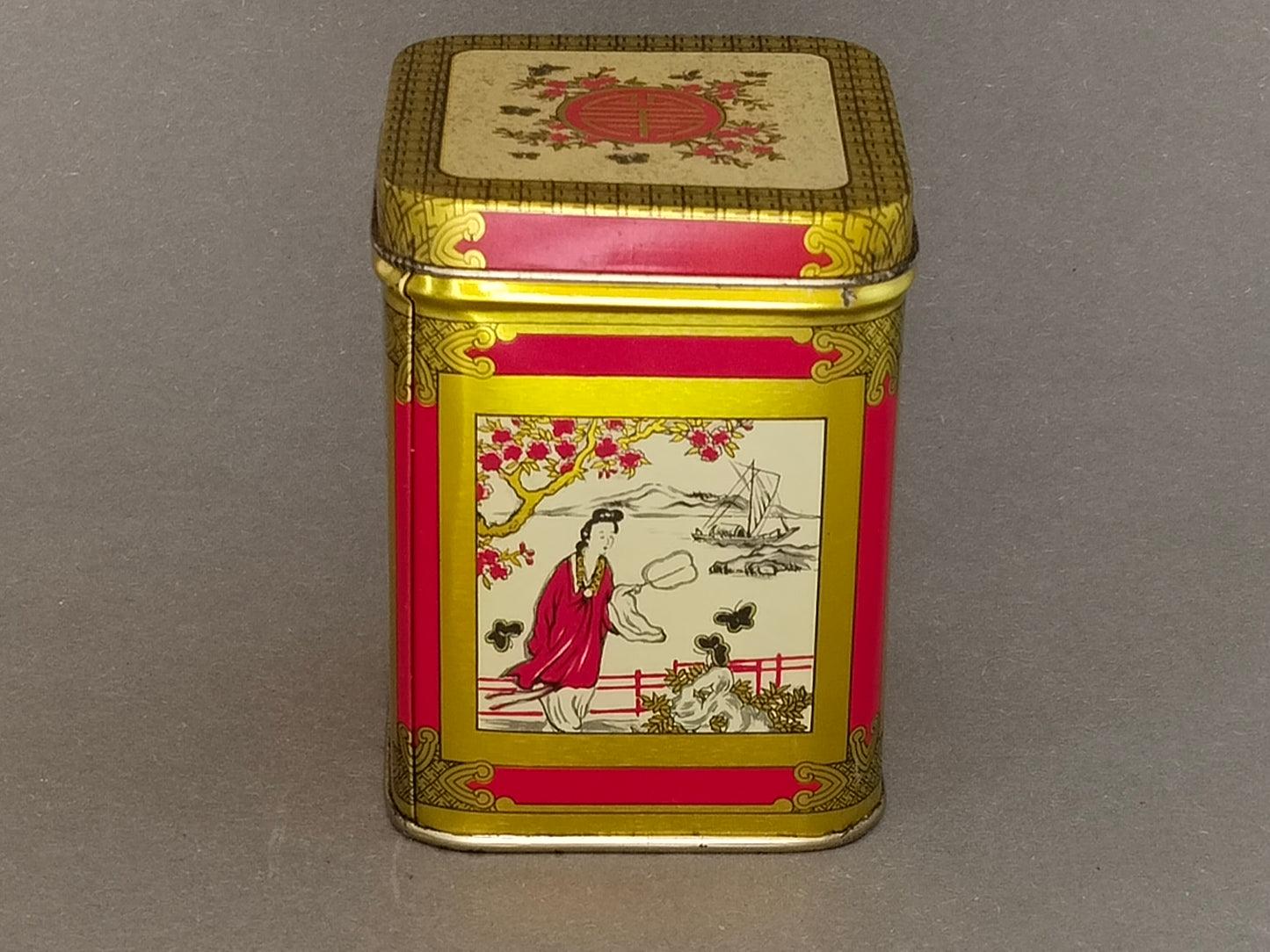 Vintage Teedose aus Blech mit rot-goldenem Chinoiserie-Dekor, Gesamtansicht der Vorderseite
