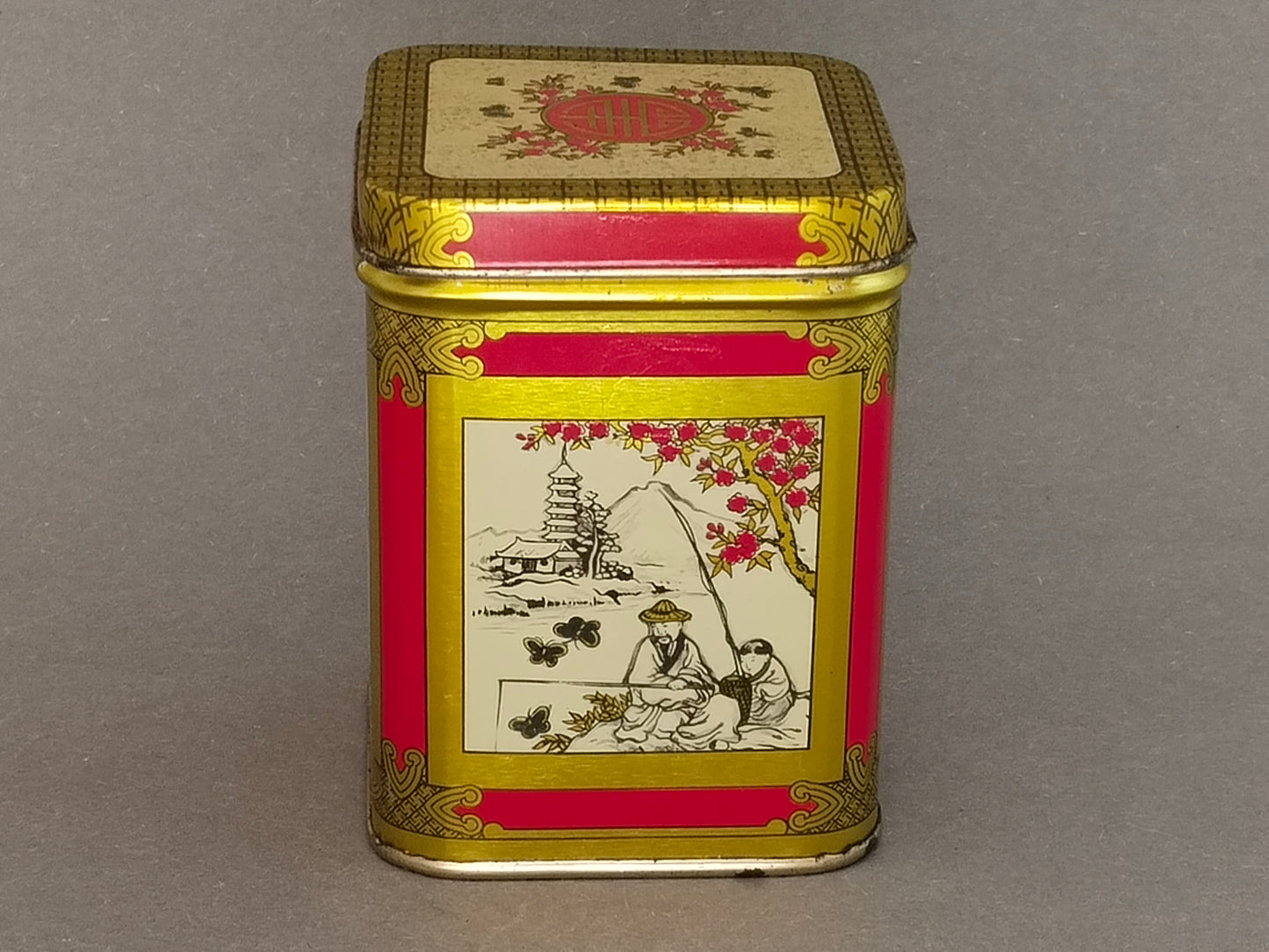 Blech-Teedose mit chinesischer Anglerszene und Pagode, Seitenansicht mit aufgesetztem Deckel
