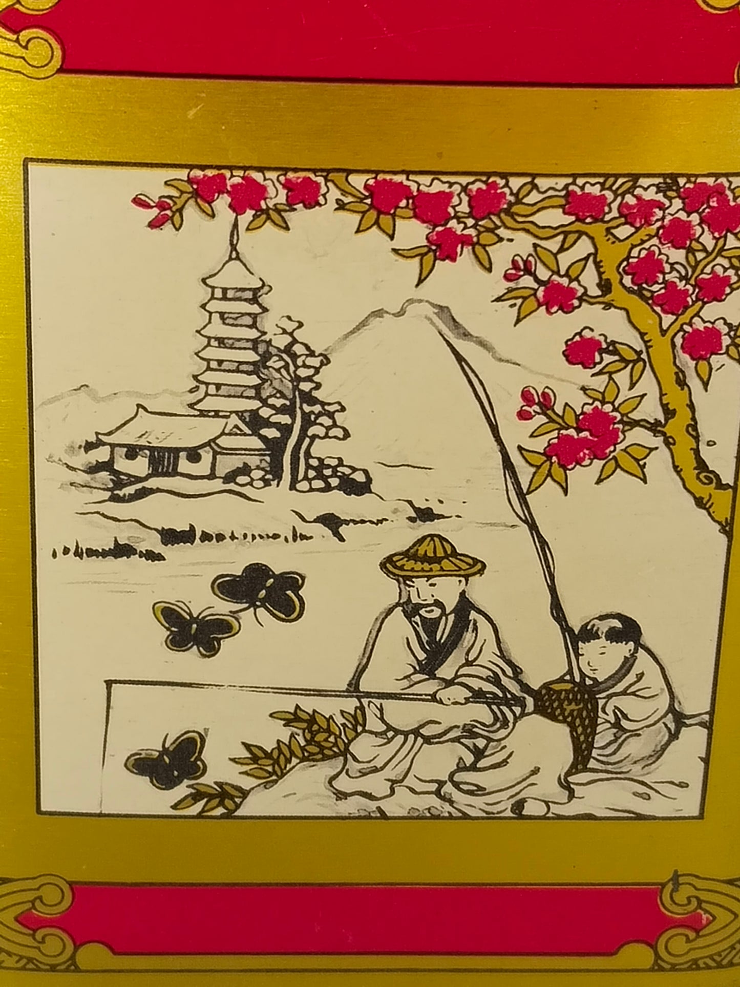 Detailaufnahme: Angler mit Strohhut und Bub mit Kescher, Pagode und Schmetterlinge im Blechdruck

