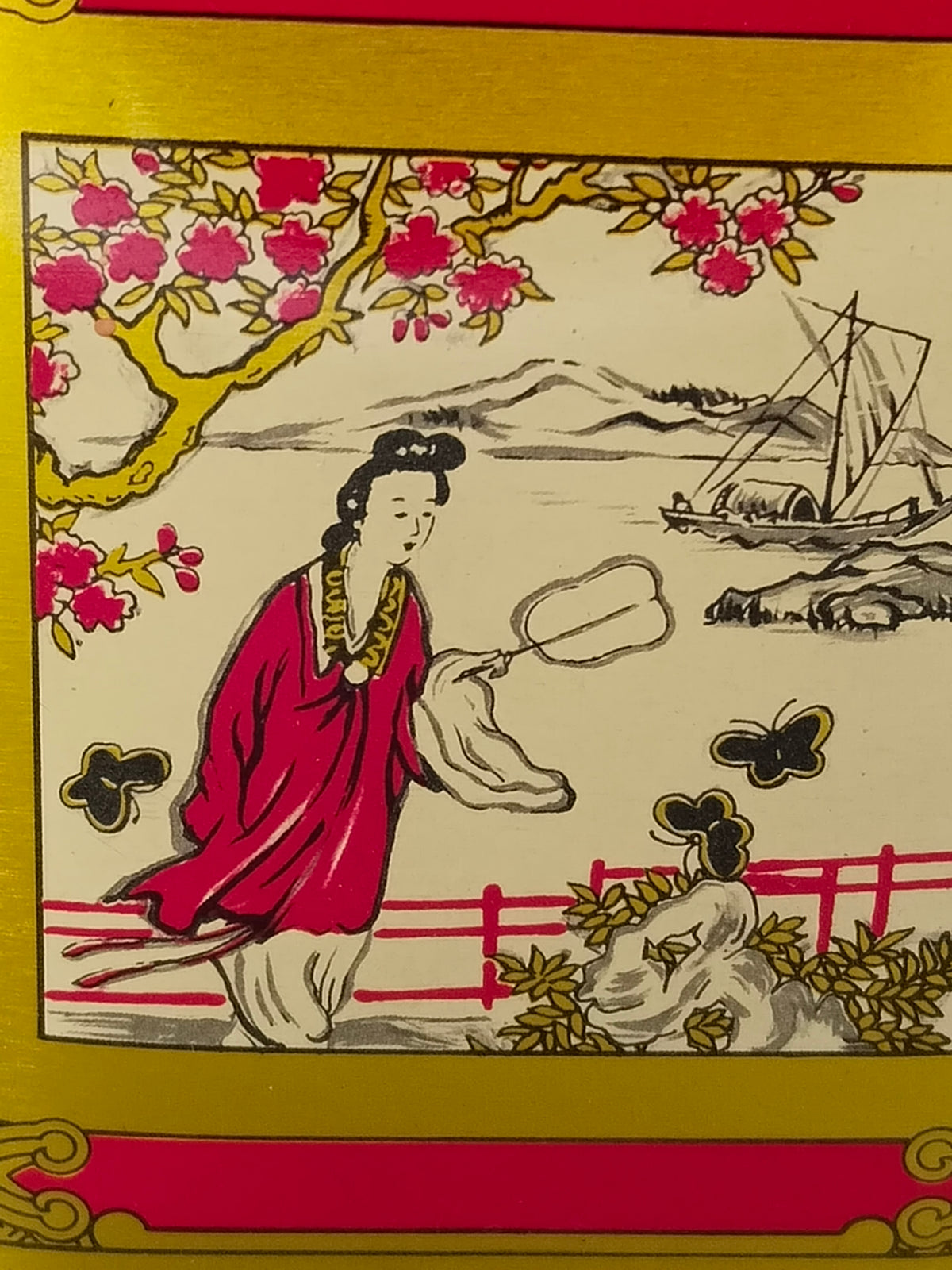 Nahaufnahme der Dame im roten Gewand mit Fächer, Segeldschunke und Blüten im Hintergrund

