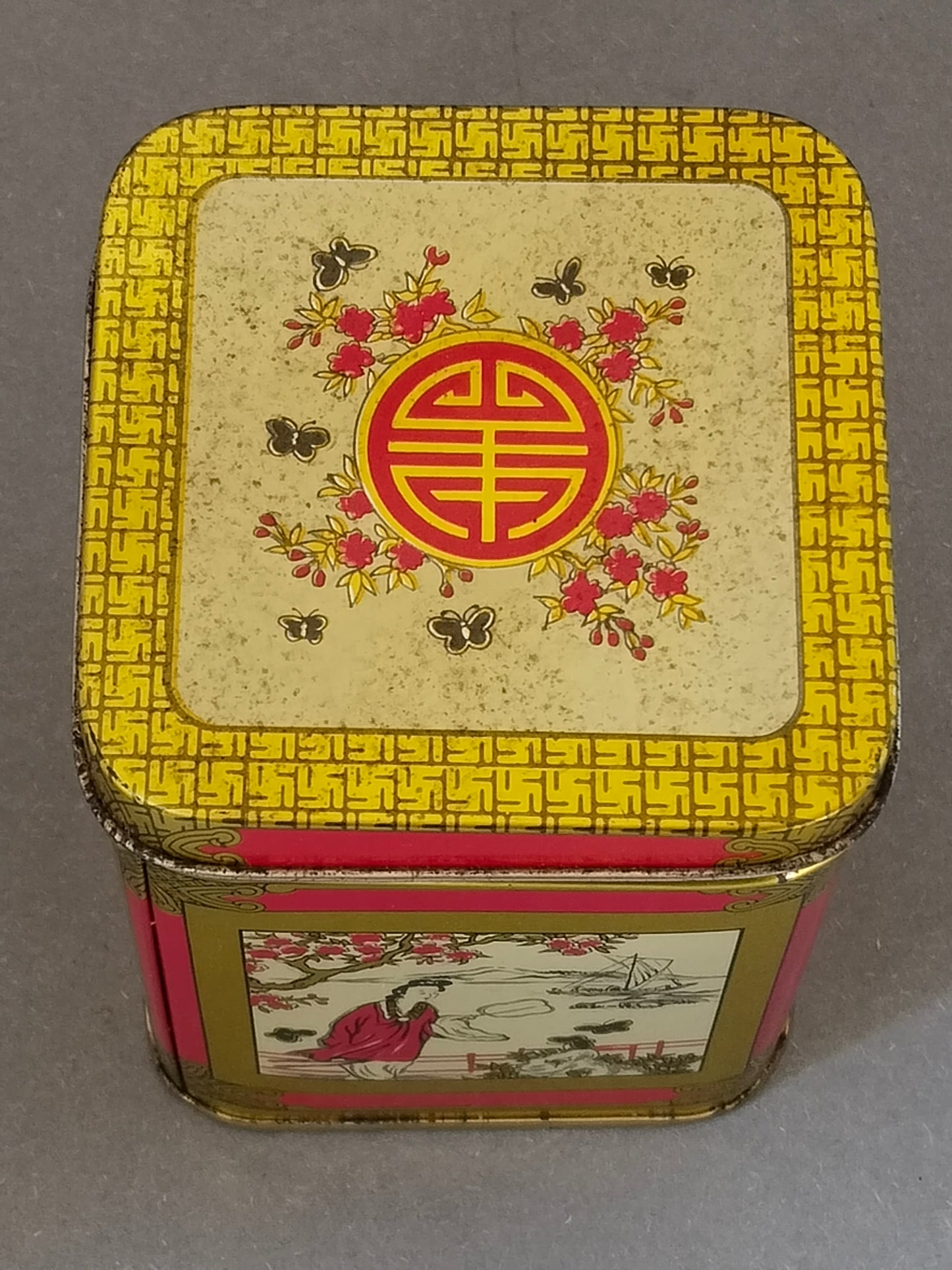 Deckel der Vintage-Teedose mit rundem Shou-Medaillon, Pfirsichblüten und Schmetterlingen
