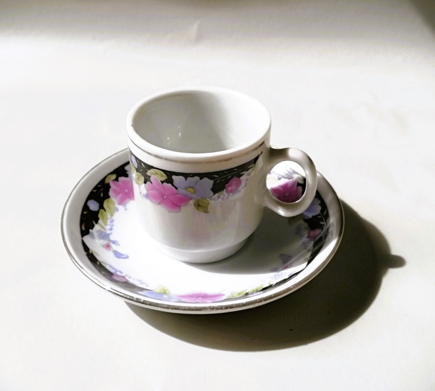 Sechsteiliges chinesisches Porzellan-Set mit bunten Blumenmotiven auf weißem Grund. Einzlelne Tasse.