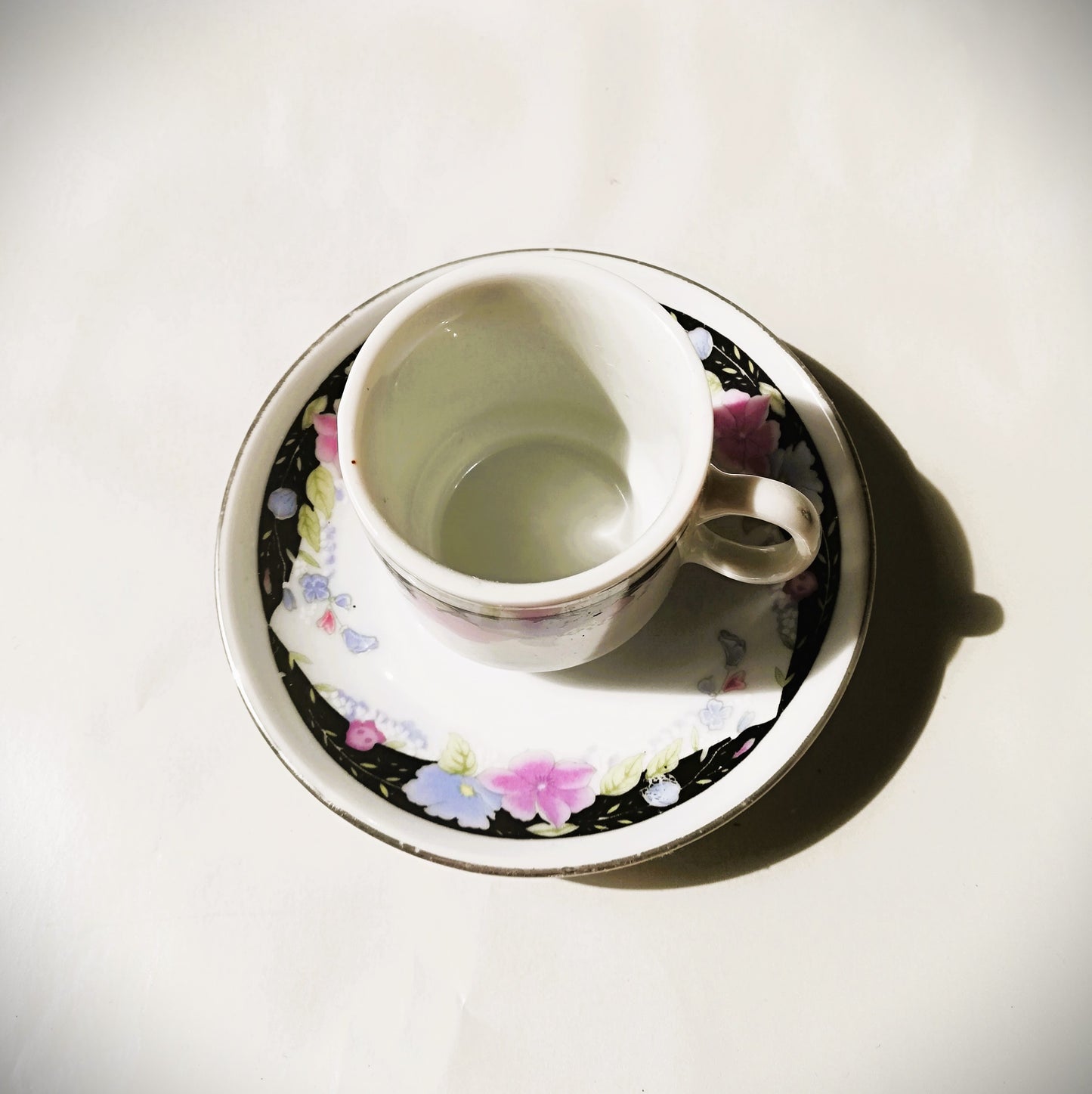 Sechsteiliges chinesisches Porzellan-Set mit bunten Blumenmotiven auf weißem Grund. Einzelne Tasse von oben.