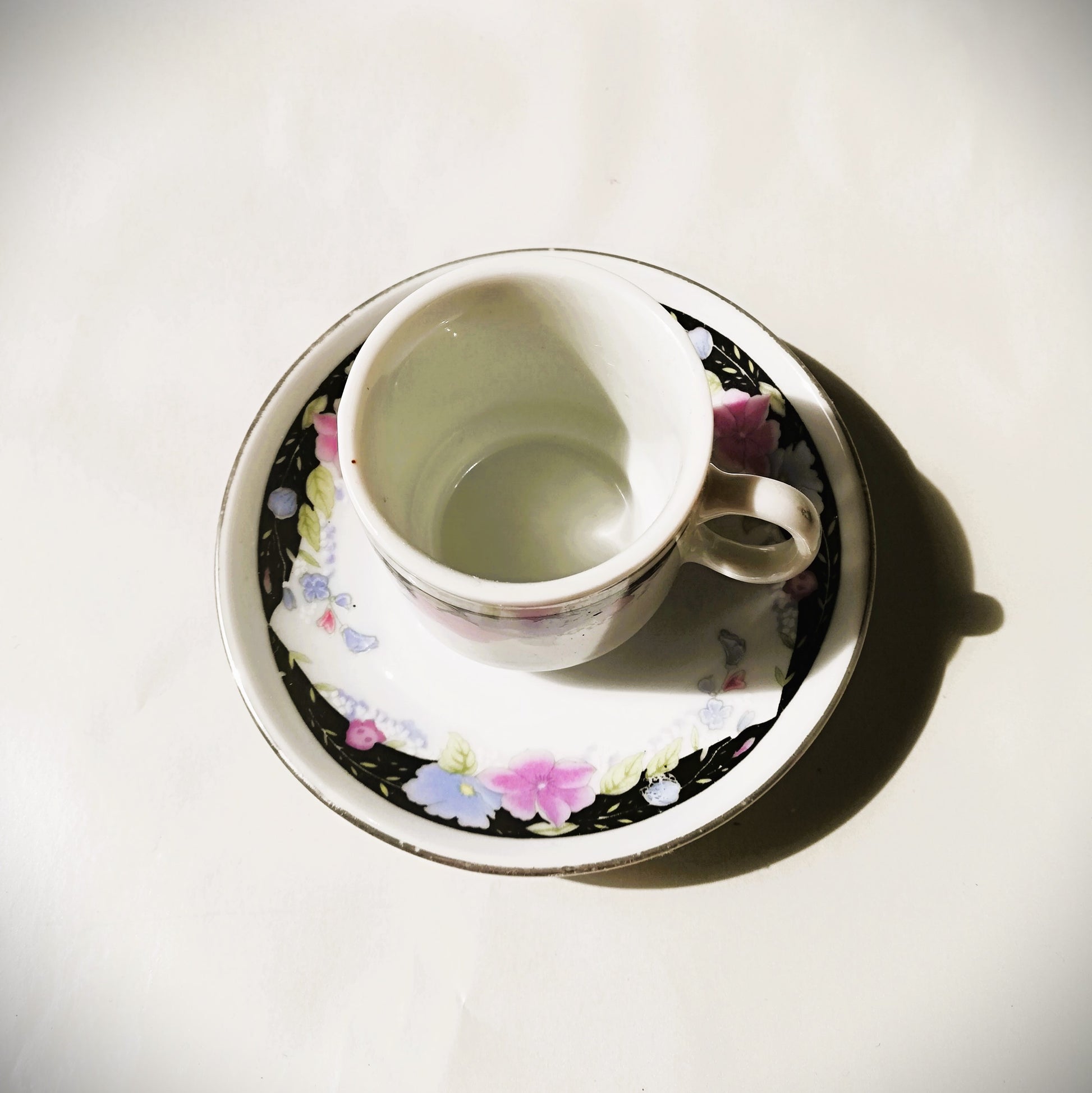 Sechsteiliges chinesisches Porzellan-Set mit bunten Blumenmotiven auf weißem Grund. Einzelne Tasse von oben.