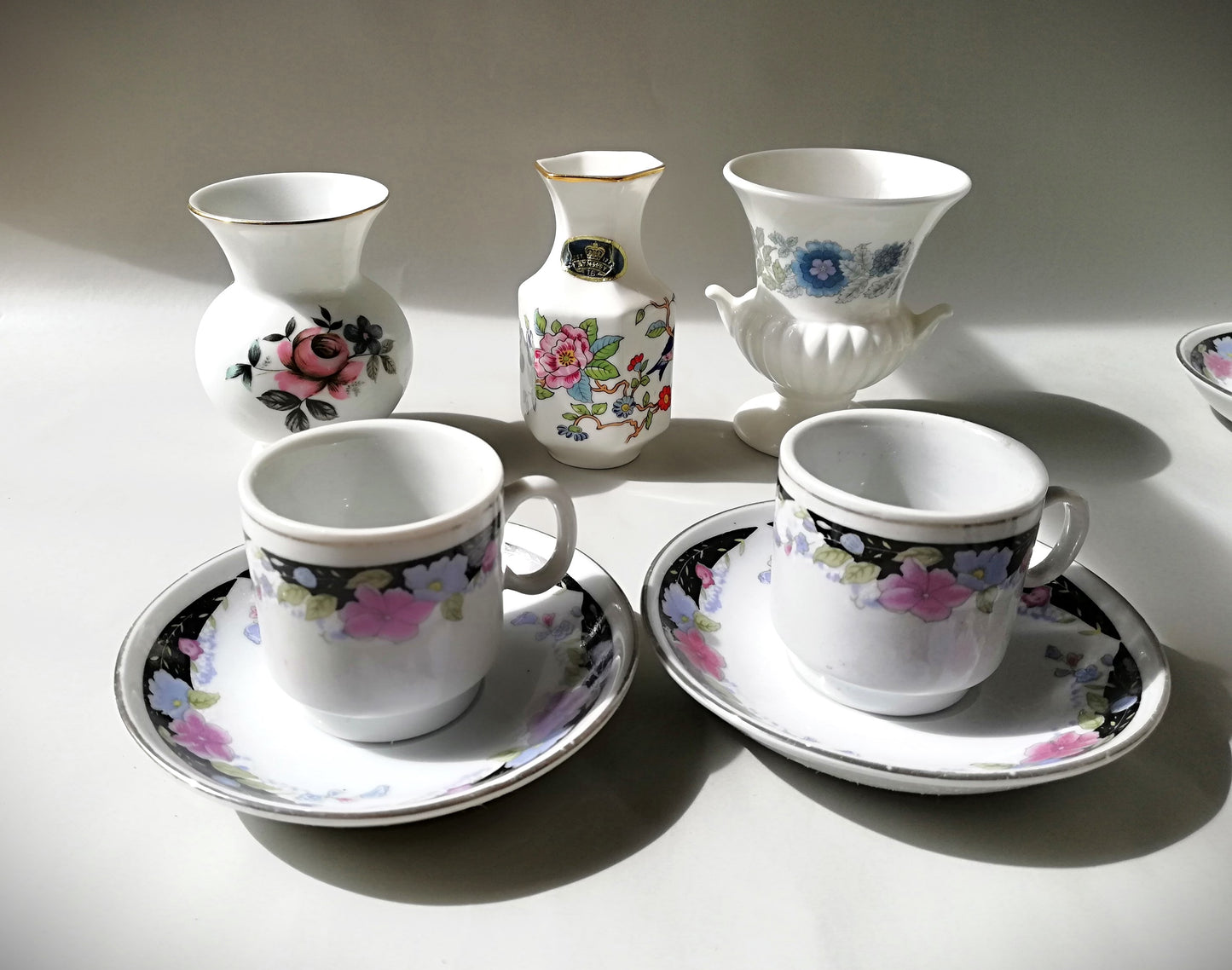 Sechsteiliges chinesisches Porzellan-Set mit bunten Blumenmotiven auf weißem Grund. Zusammen mit 3 Porzellanvasen.